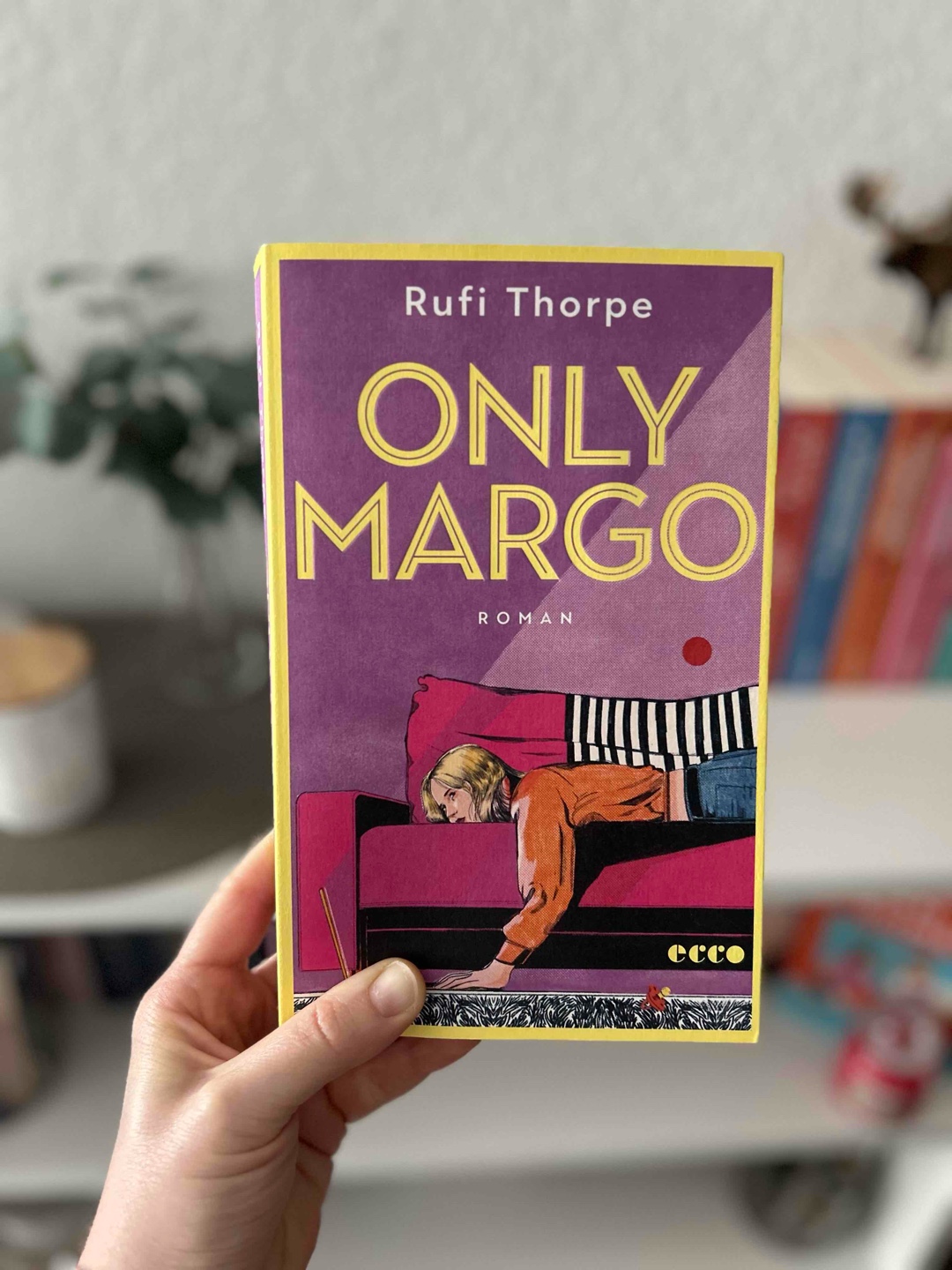 Bin einige Zeit um das Buch herum geschlichen, da ich nicht wusste ob die Art von Story was für mich ist, zusätzlich der doch hohe Preis.
Spoiler: ich bereue es nicht! 🥹
Hab einen Moment gebraucht um in die Erzählperspektive reinzukommen, doch einmal drinnen fliegt man durch das Buch.
Eine schöne authentische Geschichte mit Höhen & Tiefen, vielen Gefühlen 🫂 und das Bangen um ein Happy End 🥹 ❤️🩹
Was man am Ende aus dem Buch zieht und mitnimmt, liegt bei jedem selbst in der Hand, aber es lädt definitiv dazu ein ☺️