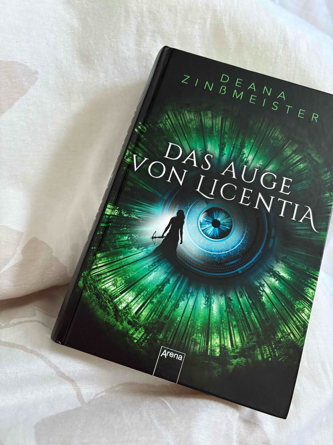 Ja was soll ich sagen, erstmal es war okay. Das Buch ist wahrscheinlich eher für die jüngere Generation gedacht. Aber das ist nicht das Problem ich fand es war alles sehr eintönig und es gab nie richtig Spannung.
Ich hatte Hoffnung das es zum Ende hin besser wird wurde es aber leider nicht und blieb gleich und am Ende blieben sehr viele Fragen offen das ich sehr schade fand. 😅