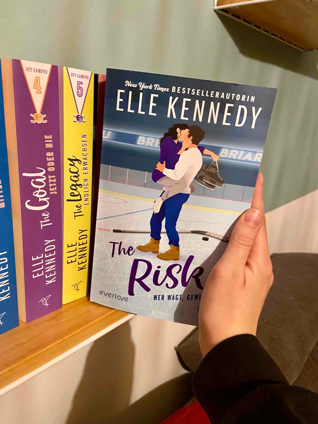 The Risk - Teil 2 der Briar University Reihe - von Elle Kennedy ! 🏒🩵

Wie alle anderen Bücher von der Autorin, habe ich auch dieses sehr gerne gemocht. Der Schreibstil ist wie immer super flüssig und man liest ihre Bücher echt schnell durch. 
Es ist immer wieder schön, an die Briar U zurückzukommen und die bekannten Charaktere wieder zu treffen.

Brenna ist eine coole, lustige und schlagfertige Frau und ihre Schlagfertigkeit hat mich oft zum Lachen gebracht. Auch Jake, mit seiner selbstsicheren und manchmal überheblichen Art, mochte ich echt gerne. 


Ein tolles Buch für Nebenbei und eine Empfehlung für Sportsromance - Liebhaber! 