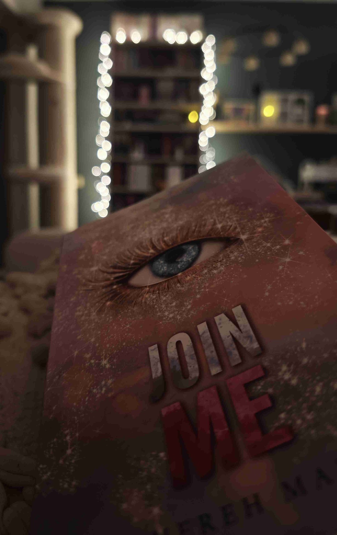 Hat mir gut gefallen und Warner und Juliette lebendiger und tiefer in mein Herz gebracht ☺️
Auf deutsch gibt es die fünf Novellen im Sammelband "Join me". Habe die erste davon (Destroy me) direkt nach Band 1 der Hauptreihe gelesen. Animiert mich die Reihe fort zu führen 😉👍🏼