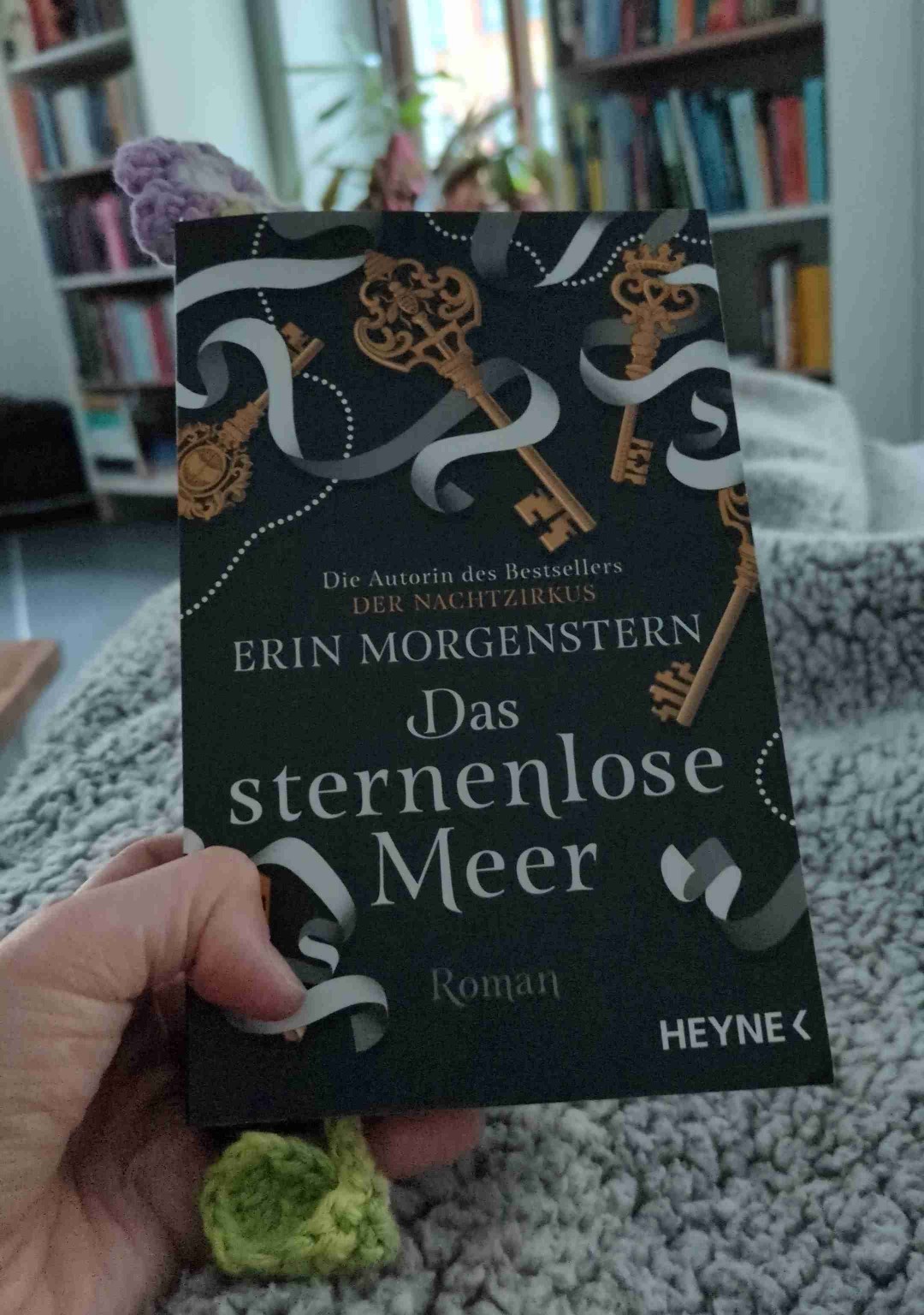 Eine unterirdische Bibliothek, magische Geschichten und ganz viele Metaphern, Verwirrung, ungelöste Rätsel und Querverweise zu anderen großen Autoren und Büchern!