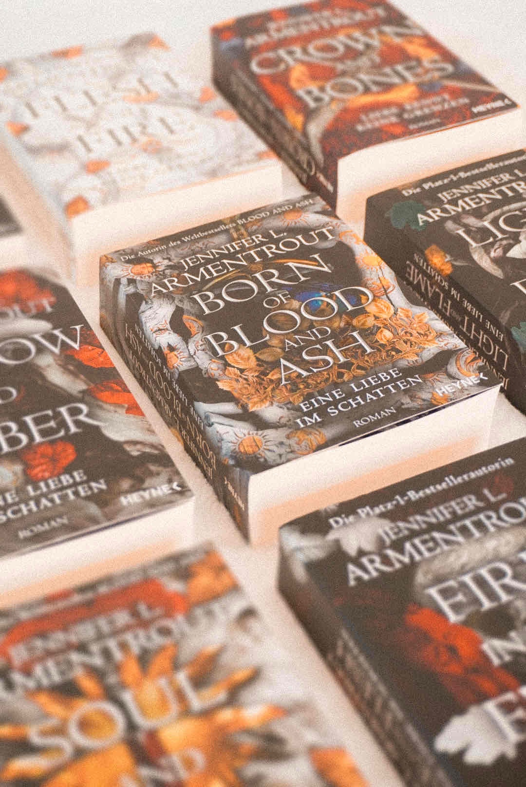 Born of Blood and Ash war intensiv und emotional. Auch wenn es nicht ganz so viele Seiten gebraucht hätte, habe ich jede einzelne mitgefiebert. Wer sich auf diese Welt einlässt, wird belohnt – mit Drama, Tiefe und einer Lovestory, die unter die Haut geht❤️🔥⚔️