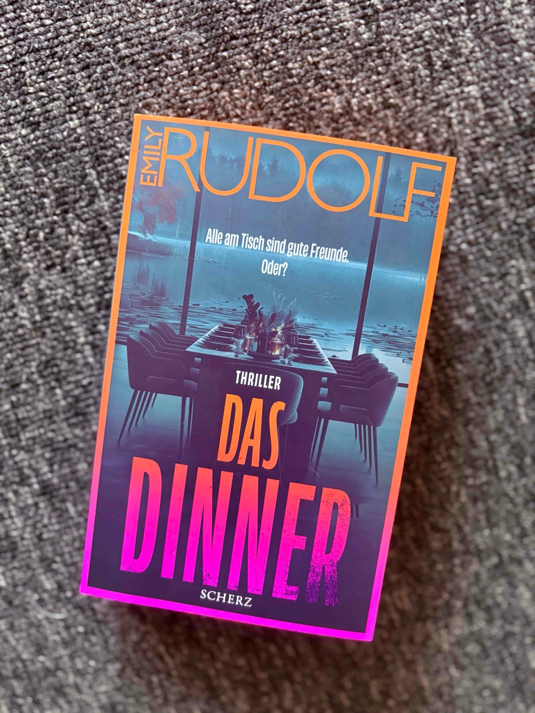 Alle am Tisch sind gute Freunde.
Oder? 🫧