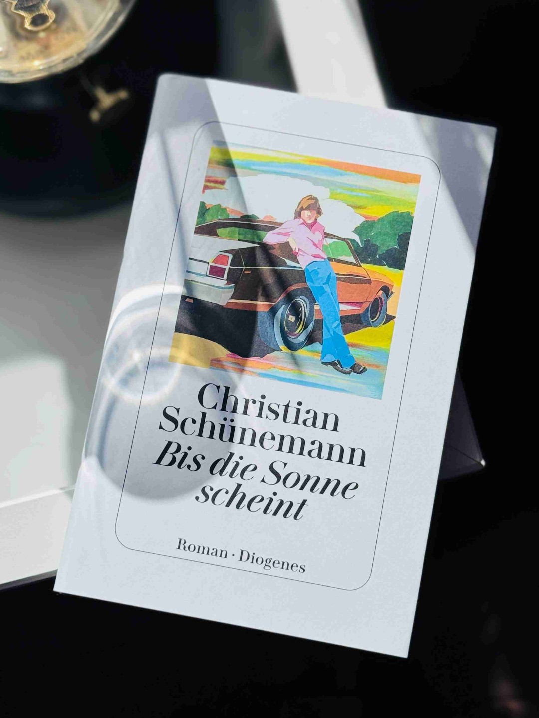 Samtträume, Schuldenchaos und ein Hauch Sonnenlicht – Daniel, du Held!