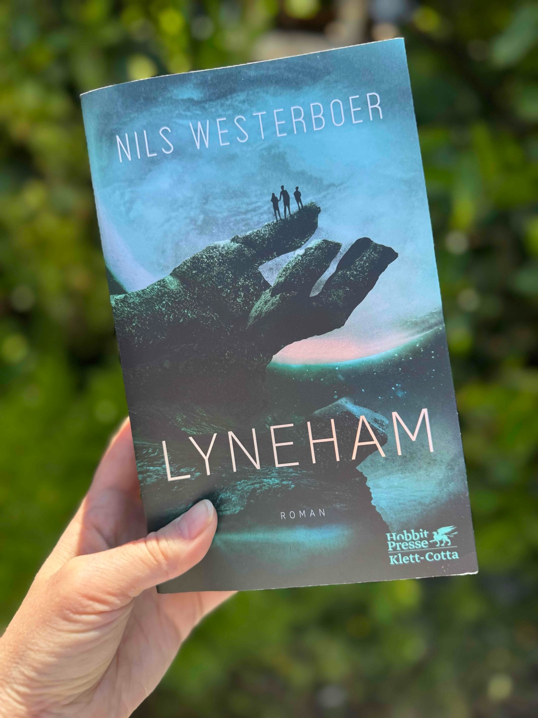 Lyneham ist ein großer Wurf: spannend, tiefgründig, mitreißend. Ein Roman, der zeigt, wie vielseitig und literarisch anspruchsvoll Science-Fiction sein kann – auch (oder gerade) für Leserinnen und Leser, die das Genre eigentlich für etwas ganz anderes halten.