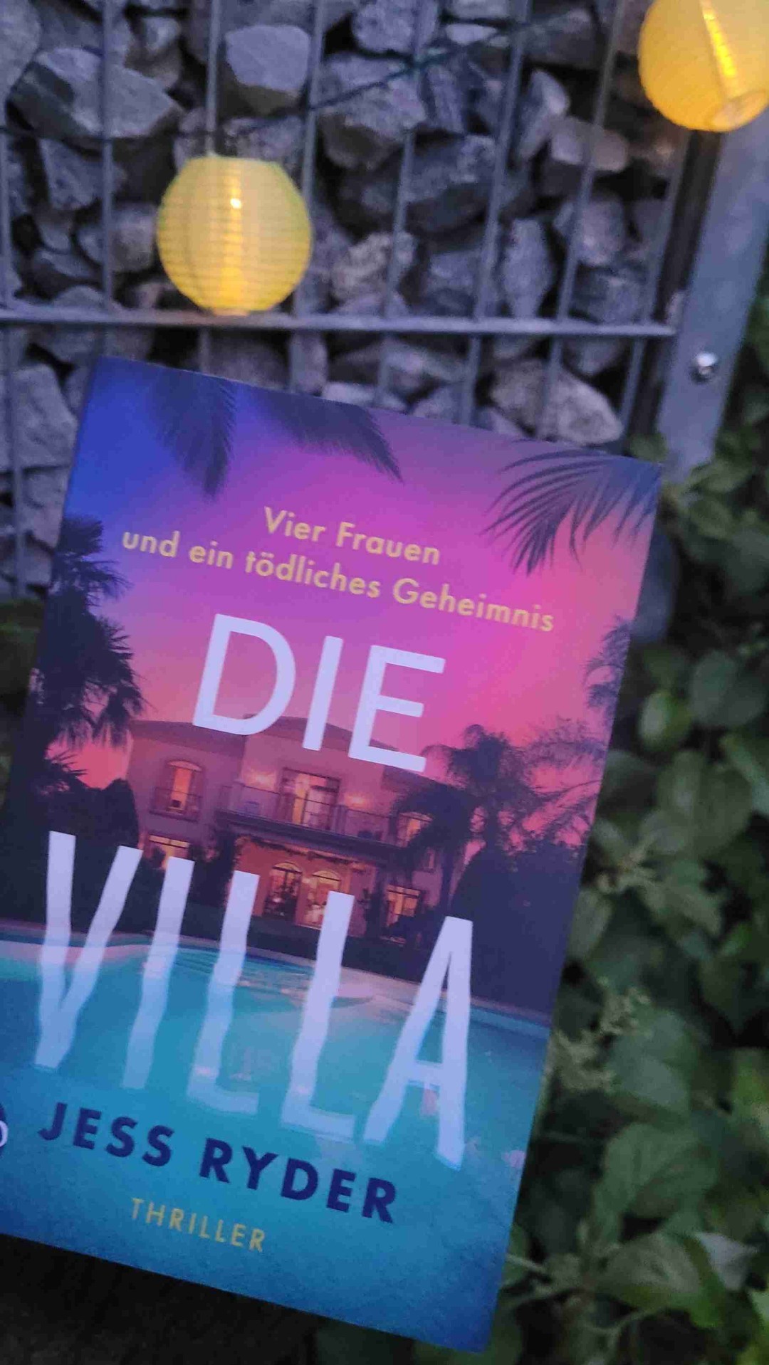 Eine mitreißende und traurige Geschichte. Dabei sollte der JGA doch eine schöne Feierlichkeit sein...
An ein paar Stellen wurde es richtig gruselig, aber diesen Ausgang hätte ich nicht erwartet. Ich habe ziemlich schnell jemand falsches verdächtigt...