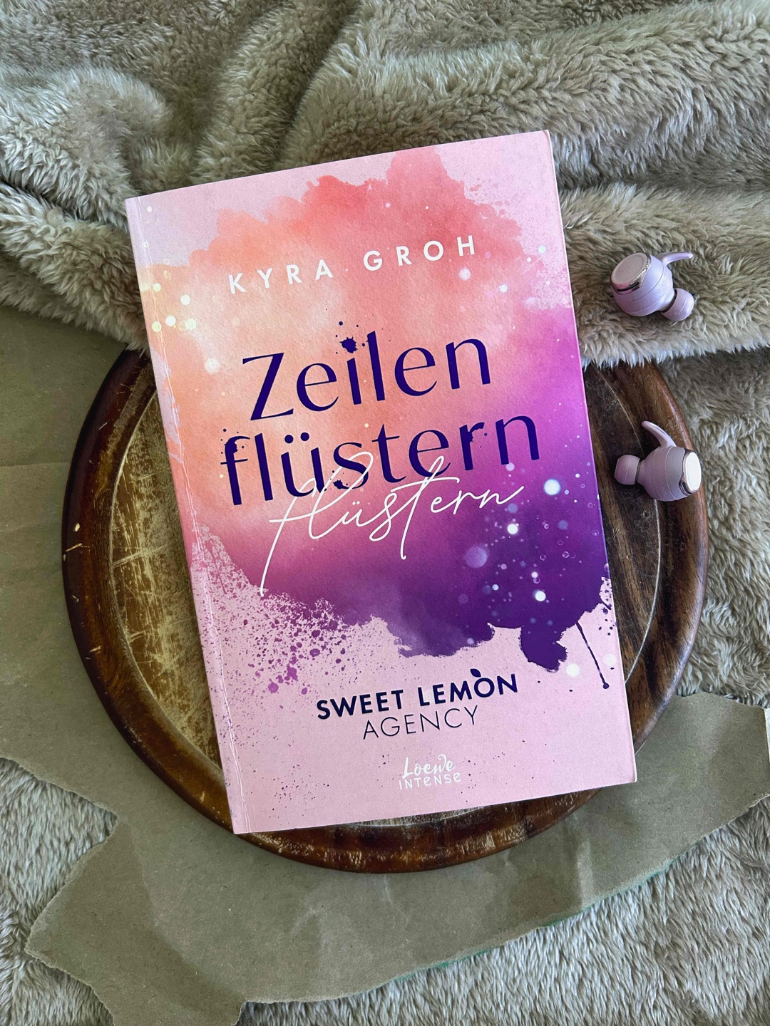 „Seine Stimme bedeutet ihr alles. Bis sie ihm begegnet.“