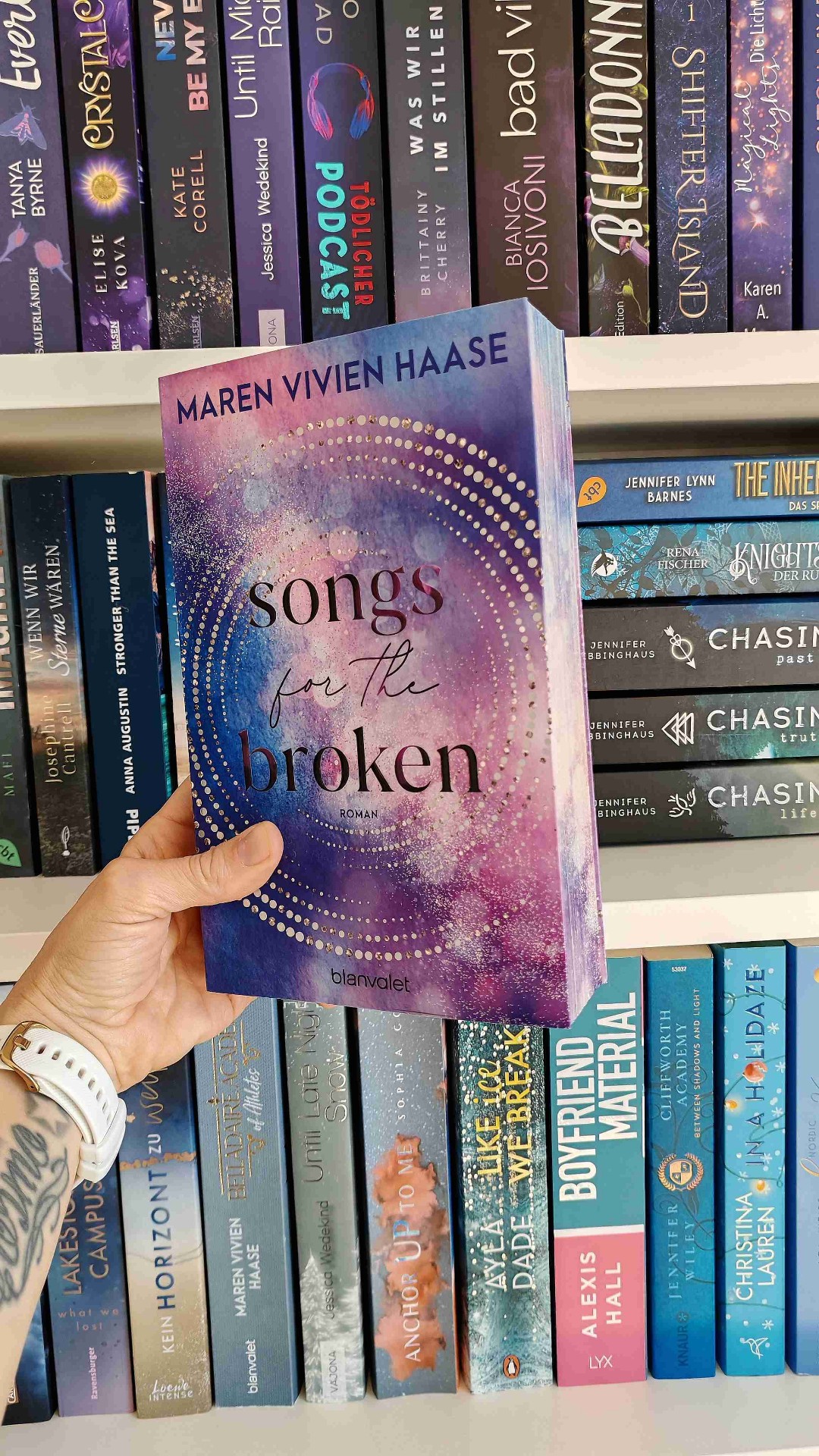 Songs for the Broken ist eine fesselnde Geschichte über den Preis des Ruhms und die Suche nach sich selbst. Maren Vivien Haase gelingt es, mit authentischen Charakteren und einer emotionalen Handlung die Leser*innen von der ersten bis zur letzten Seite zu begeistern.​