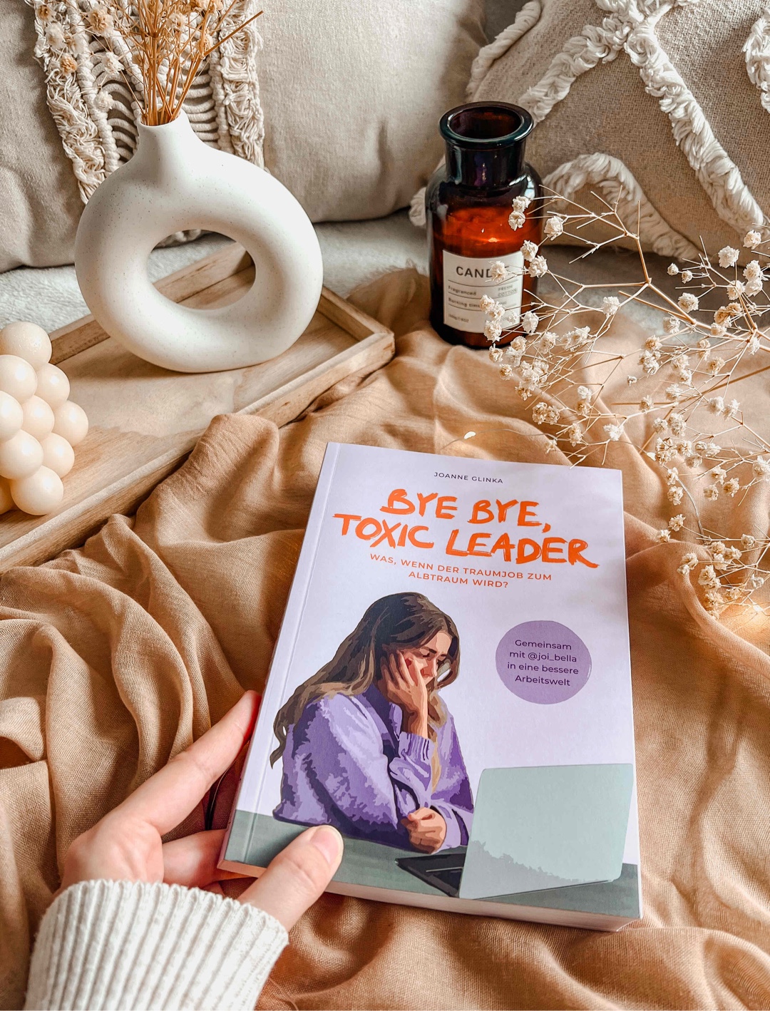 „Bye Bye, Toxic Leader“ ist ein inspirierender und vielversprechender Ratgeber, der auf humorvolle, aber auch ernste Weise über ein toxisches Arbeitsumfeld aufklärt. Das Buch enthält praktische Seiten mit Fragen zur Selbstreflexion. Joi schafft es, den Leser durch ihre persönlichen Erfahrungen zum Nachdenken anzuregen und versucht nicht, etwas zu verallgemeinern. Dieser Ratgeber eignet sich besonders für Leser, die einmal ihr Arbeitsumfeld reflektieren wollen und aus modernen Unternehmensstrukturen kommen.