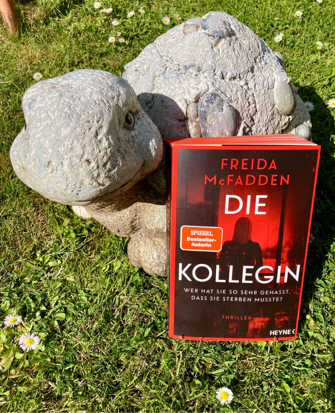 Spannend und kurzweilig, ein ganz typisches Buch für Freida Mc Fadden.
🐢🐢🐢
Ich glaube man muss ihre Art Bücher zu schreiben mögen, um Fan zu sein.
Ich war wie immer gefesselt und wollte das Buch gar nicht aus der Hand legen.
Zu 5 ⭐️ fehlte mir aber irgendwie der letzte Kick.
Trotzdem finde ich es absolut lesenswert.