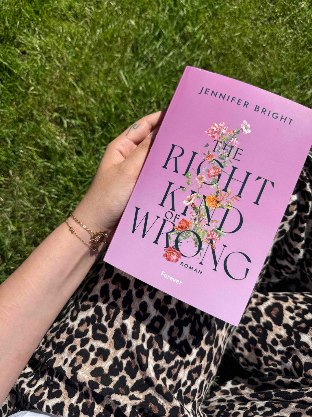 Wie schön war das denn bitte??
Mein erstes Buch von Jennifer Bright & eine absolute 10/10!! Die Charaktere sind mir so schnell ans Herz gewachsen, war am Anfang zwar etwas skeptisch, sie sich das alles entwickelt, aaaber bin mit dem Ende und allem mehr als happy. 🥹
Sooo eine Empfehlung!!