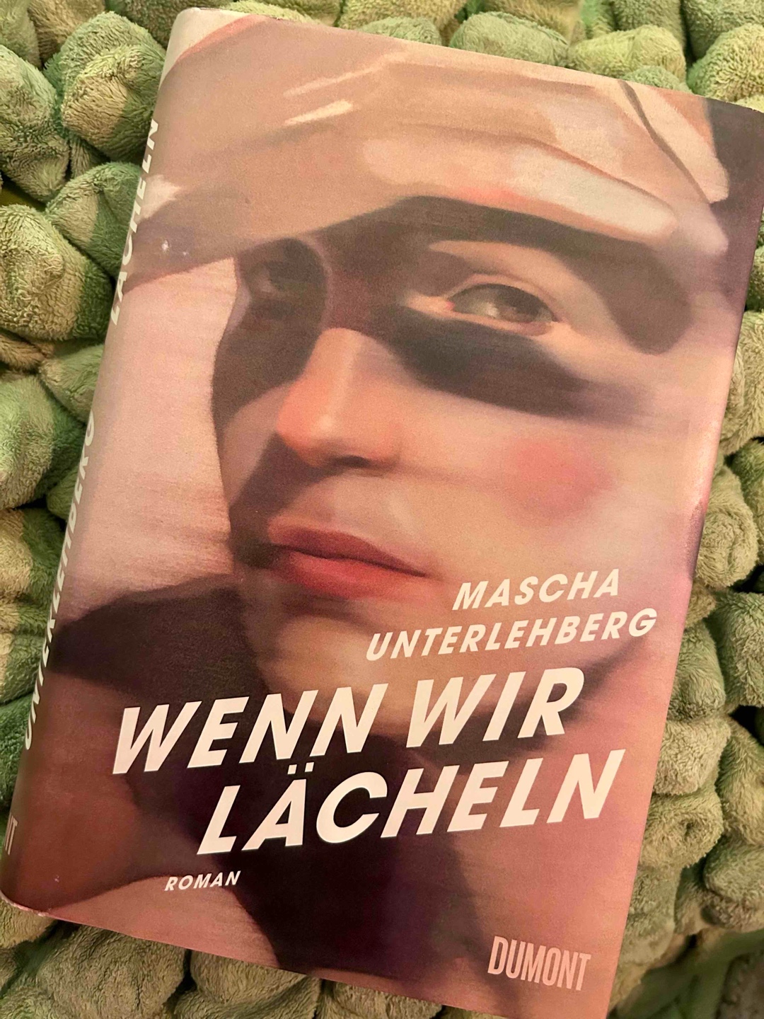Ein Roman mit inniger Freundschaft in einer Welt, wo patriarchale Gewalt den Alltag prägt