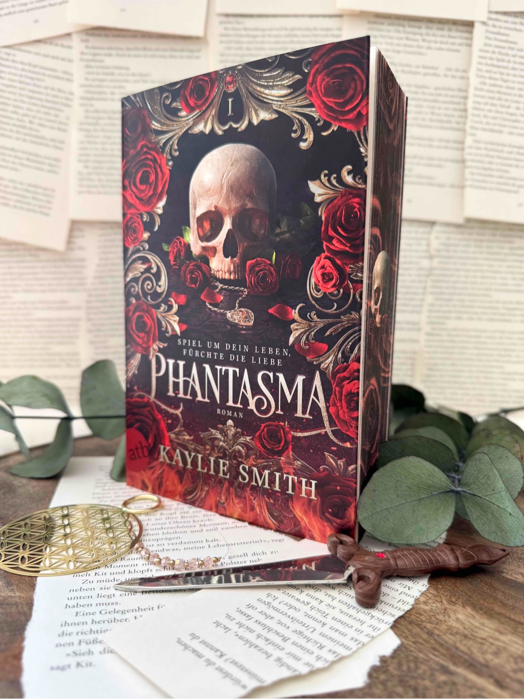 In diesem Moment war er kein Phantom und sie keine Sterbliche. Und es waren nicht ihre Körper, die sich vereinigten, sondern ihre Seelen. 💀