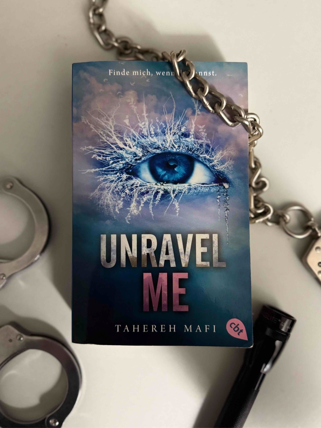 „Du bist nicht allein, Juliette. Du tust nur so. Du hältst alle auf Abstand, weil du Angst hast, dass jemand bleibt. Aber wir bleiben. Ich bleibe. Ob du willst oder nicht.“ -Kenji