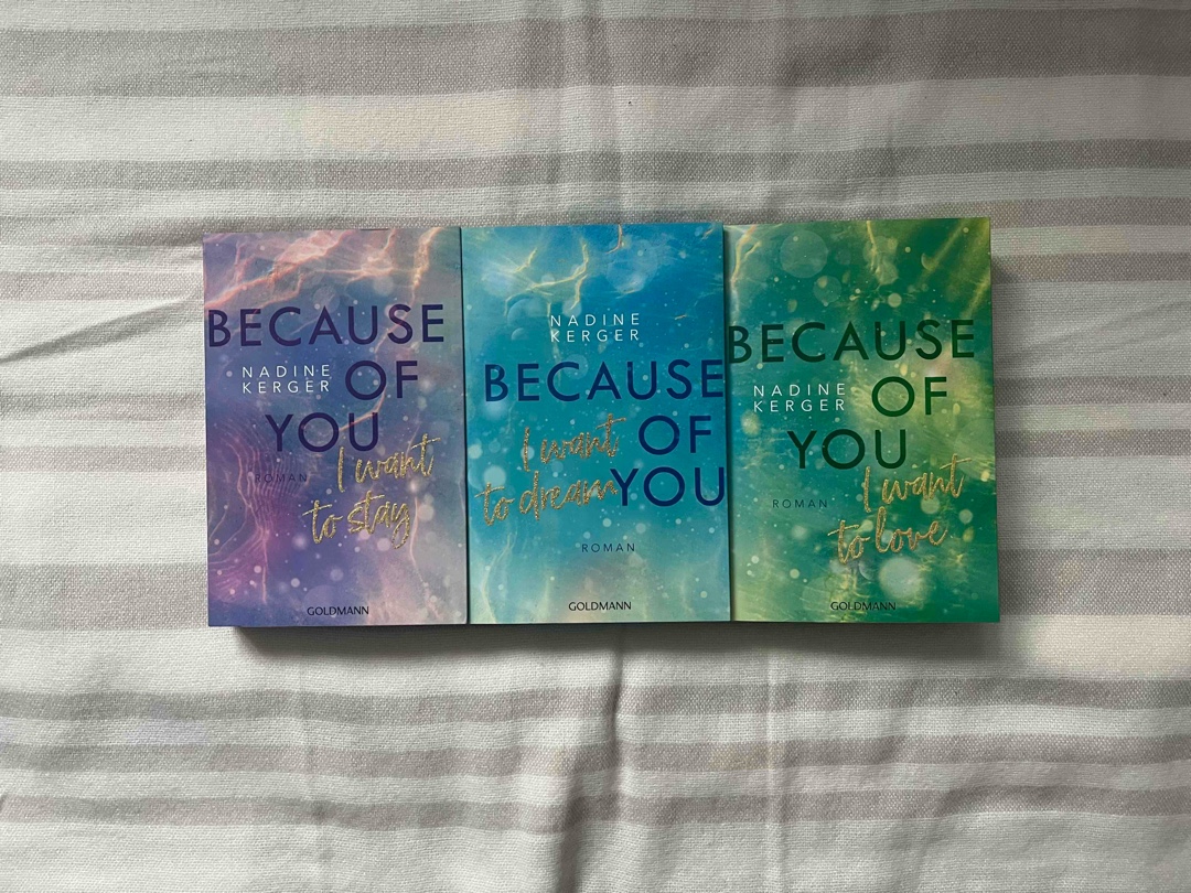 Wie ein Urlaub zwischen den Zeilen❤️
Ich weiß nicht wie aber Nadine Kerger hat es in jedem der drei Bücher geschafft das ich mich total entspanne und einfach nur wohl fühle.
Der dritte und somit leider letzte Band der „Because of you“ Reihe war ein voller Erfolg. Die beiden Protagonisten Hannah und Flynn sind so sympathisch und süß.
Man lernt die beiden bereits in Band eins und zwei kennen und merkt schnell das dort mehr hinter steckt als nur beste Freunde😍.
Es dauert leider etwas länger bis sie sich ihrer Gefühle hingeben und das ist an der ein oder anderen Stelle etwas lang gezogen🙈.
Trotzdem ist es schön mal mehr über die beiden zu erfahren und ihre Entwicklung sowie die der anderen Protagonisten aus den vorherigen Bücher zu verfolgen.
Für mich ein klares Cozy Sommer Buch Reihe mit Sucht Faktor ❤️☀️