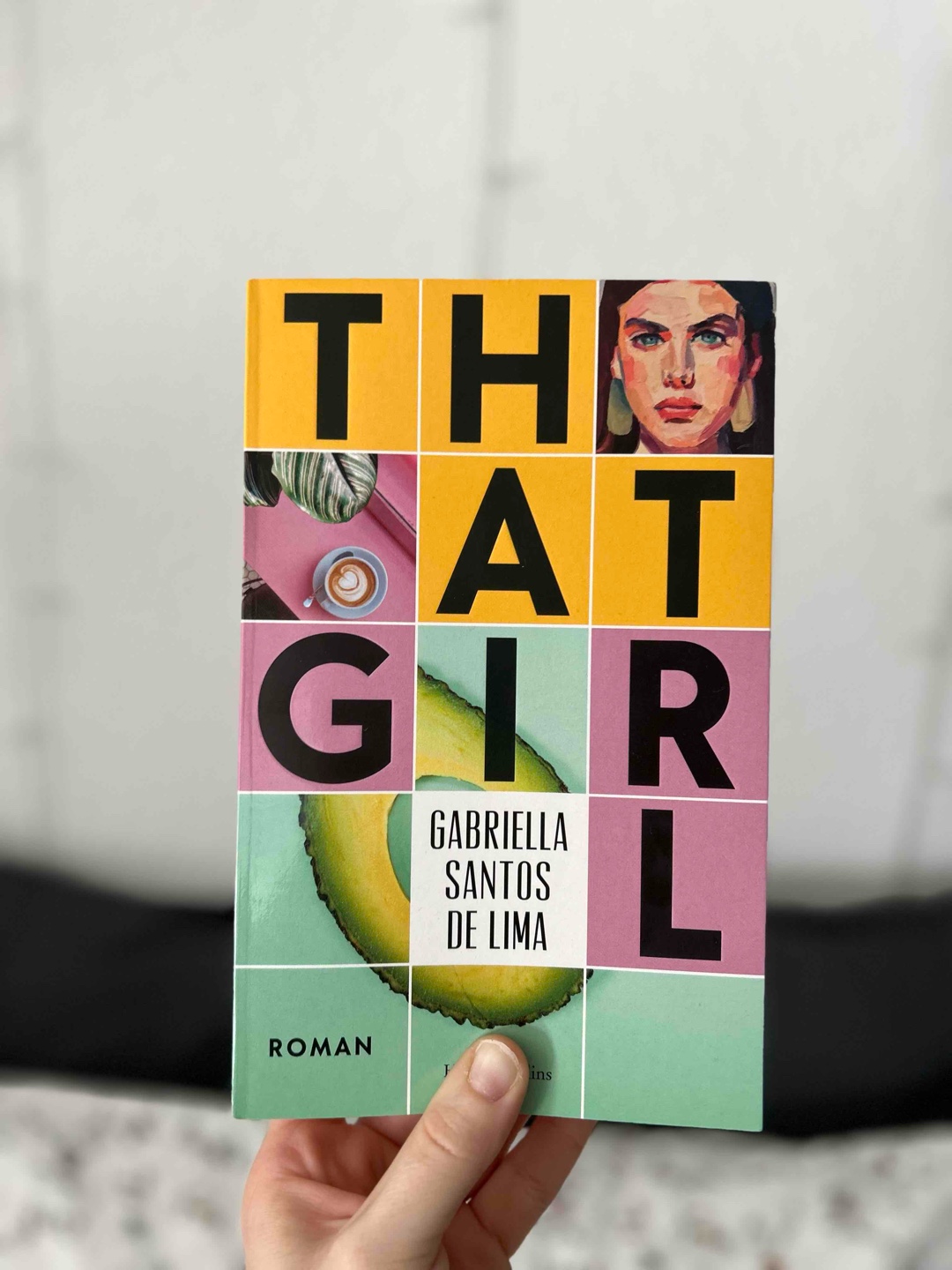 Finde eine Bewertung grade schwierig. Es ist ein sehr realistisches Buch in dem sich viele Teenager/junge Erwachsene wiederfinden werden. Würde es weder in die Kategorie „hat mich super umgehauen“ noch in „grottenschlecht“ einordnen.Irgendwie hatte ich mir aber einen „Mehrwert“ von dem Buch erhofft, da wurde ich aber enttäuschst. Einige Stellen regen zwar zum Denken an, aber große Schlüsse kann man finde ich aus dem Buch nicht ziehen.
Wer vor der Kaufentscheidung steht: lieber warten bis das E-Book im Angebot ist, würde es für den Preis nicht nochmal kaufen.