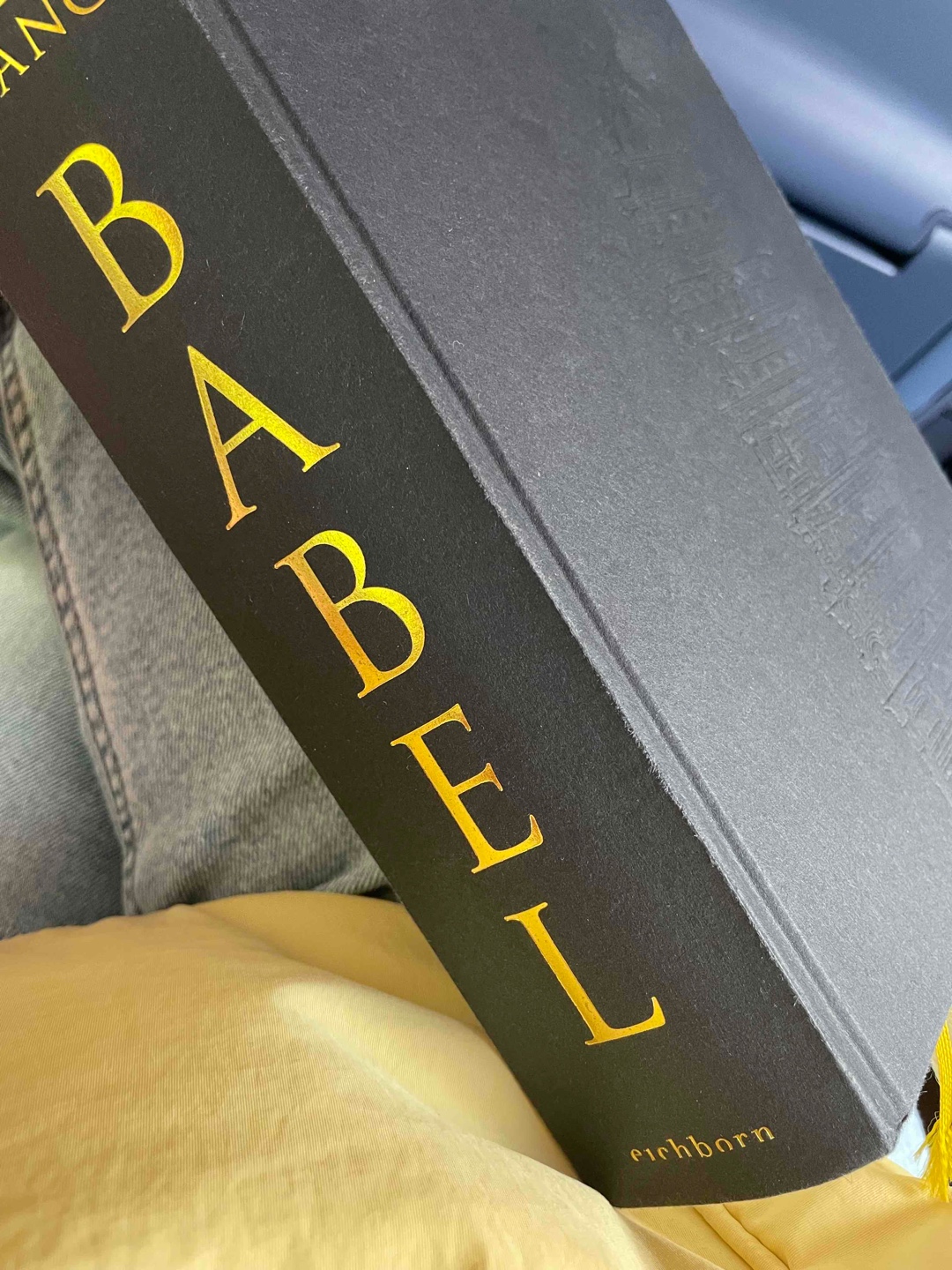 Ein ganz besonderes Buch, das mich mit seiner unfassbar dichten Erzählweise gefesselt hat.