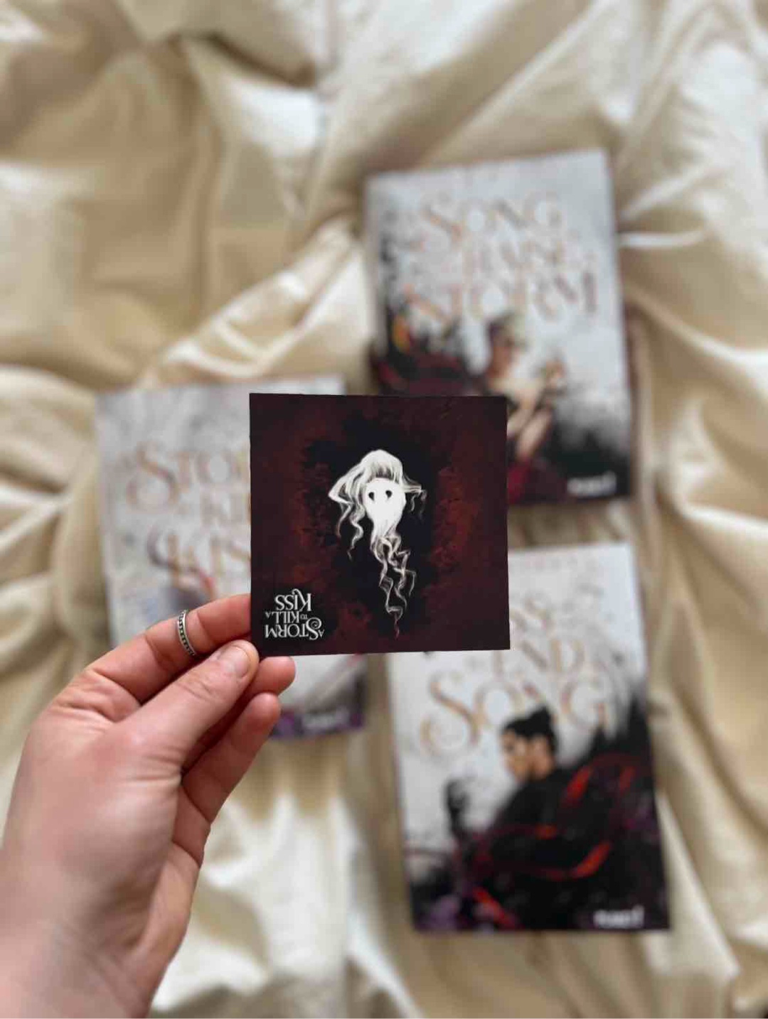 
»𝘼𝙡𝙨𝙤 ... 𝙡𝙞𝙚𝙗𝙨𝙩 𝙙𝙪 𝙢𝙞𝙘𝙝 𝙣𝙤𝙘𝙝?« 
[…]
»𝙄𝙘𝙝 𝙬𝙚𝙞ß 𝙚𝙨 𝙣𝙞𝙘𝙝𝙩 ...«
𝘿𝙚𝙧 𝙒𝙞𝙣𝙙 𝙩𝙧𝙪𝙜 𝙨𝙚𝙞𝙣𝙚 𝘼𝙣𝙩𝙬𝙤𝙧𝙩 𝙙𝙖𝙫𝙤𝙣. 𝙀𝙞𝙣𝙚 𝘼𝙣𝙩𝙬𝙤𝙧𝙩, 𝙙𝙞𝙚 𝙒𝙚𝙡𝙩𝙚𝙣 𝙚𝙧𝙨𝙘𝙝ü𝙩𝙩𝙚𝙧𝙣 𝙪𝙣𝙙 𝙙𝙞𝙚 𝙀𝙬𝙞𝙜𝙠𝙚𝙞𝙩 𝙯𝙪𝙢 𝙎𝙘𝙝𝙬𝙚𝙞𝙜𝙚𝙣 𝙗𝙧𝙞𝙣𝙜𝙚𝙣 𝙠𝙤𝙣𝙣𝙩𝙚. 𝙎𝙞𝙚 𝙛𝙧𝙖ß 𝙨𝙞𝙘𝙝 𝙞𝙣 𝙢𝙚𝙞𝙣 𝘽𝙚𝙬𝙪𝙨𝙨𝙩𝙨𝙚𝙞𝙣 𝙪𝙣𝙙 𝙝𝙞𝙣𝙩𝙚𝙧𝙡𝙞𝙚ß 𝙙𝙤𝙧𝙩 𝙚𝙞𝙣 𝙇𝙤𝙘𝙝, 𝙨𝙤 𝙩𝙞𝙚𝙛 𝙪𝙣𝙙 𝙁𝙪𝙧𝙘𝙝𝙩 𝙚𝙞𝙣𝙛𝙡öß𝙚𝙣𝙙, 𝙙𝙖𝙨𝙨 𝙞𝙘𝙝 𝙠𝙚𝙞𝙣𝙚 𝙇𝙪𝙛𝙩 𝙢𝙚𝙝𝙧 𝙗𝙚𝙠𝙖𝙢.