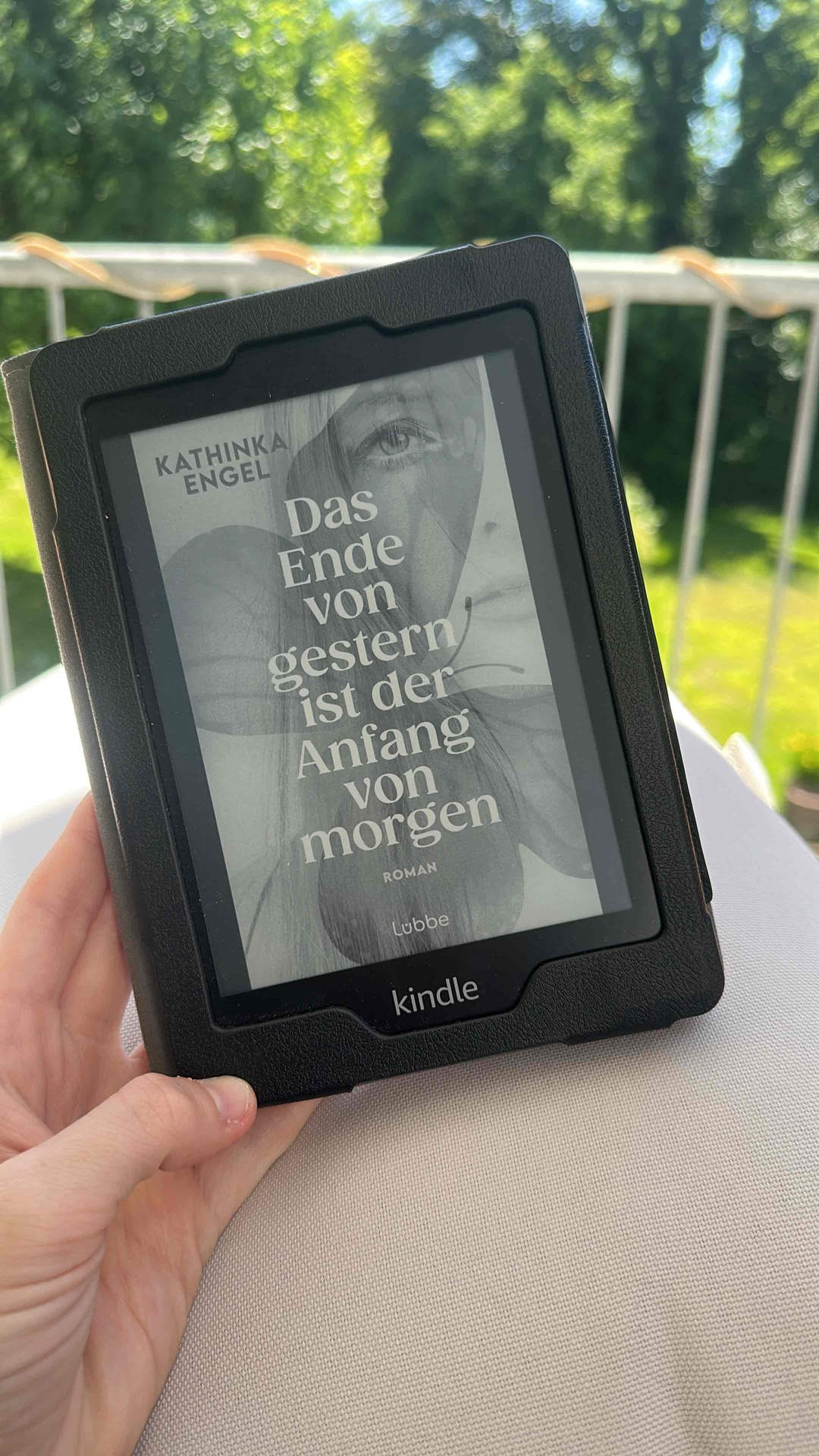 „Zackbuum, Herz drangehängt“ ♥️🥹 die Geschichte ums Sich-Selbst-Finden, Nicht-Erwartungen-Erfüllen-Müssen. Eins der besten Bücher 2025, die ich gelesen hab!