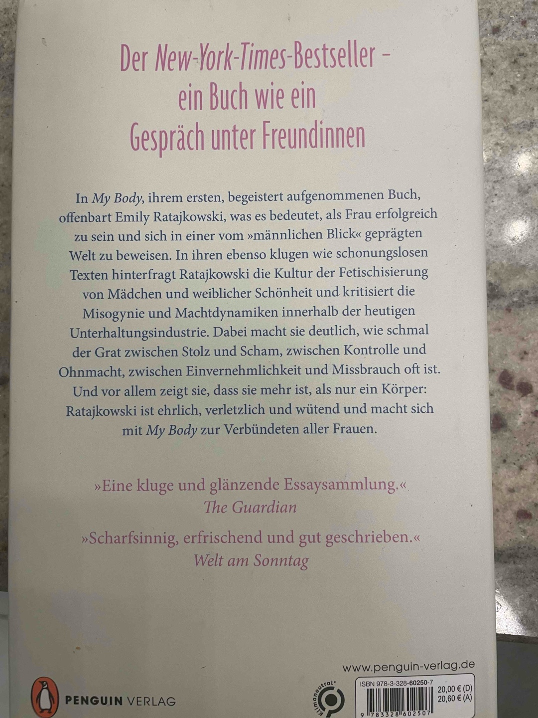 Ich bin ein großer Fan von feministischer Literatur und auch dieses Buch hat mir gut gefallen. Es hat eine ganz neue Perspektive und ich wette die Realität ist noch schlimmer und gruseliger.