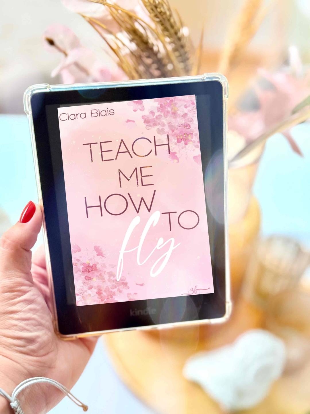 „Teach me how to fly“ von Clara Blais ist ein Buch, das mich tief bewegt hat. Es ist nicht einfach nur eine Liebesgeschichte – es geht um Angst, Vertrauen, Mut und die Kraft der Liebe. Die Geschichte von Ivy, die ihr Zuhause nicht mehr verlassen kann, hat mich von Anfang an gefesselt. Ihre Gefühle und Gedanken sind so echt beschrieben, dass ich richtig mit ihr mitfühlen konnte. Auch ihre Familie war einfach wundervoll, so liebevoll und unterstützend. Jake ist kein perfekter Held, aber gerade das macht ihn so besonders. Die Beziehung zwischen ihm und Ivy entwickelt sich langsam und fühlt sich ganz natürlich an. Clara Blais schreibt sehr gefühlvoll und schafft es, dass man ganz in die Geschichte eintaucht. Ich habe gelacht, mitgelitten und war am Ende sehr gerührt.
Ein tolles Buch, das ich kaum aus der Hand legen konnte. Absolute Leseempfehlung!