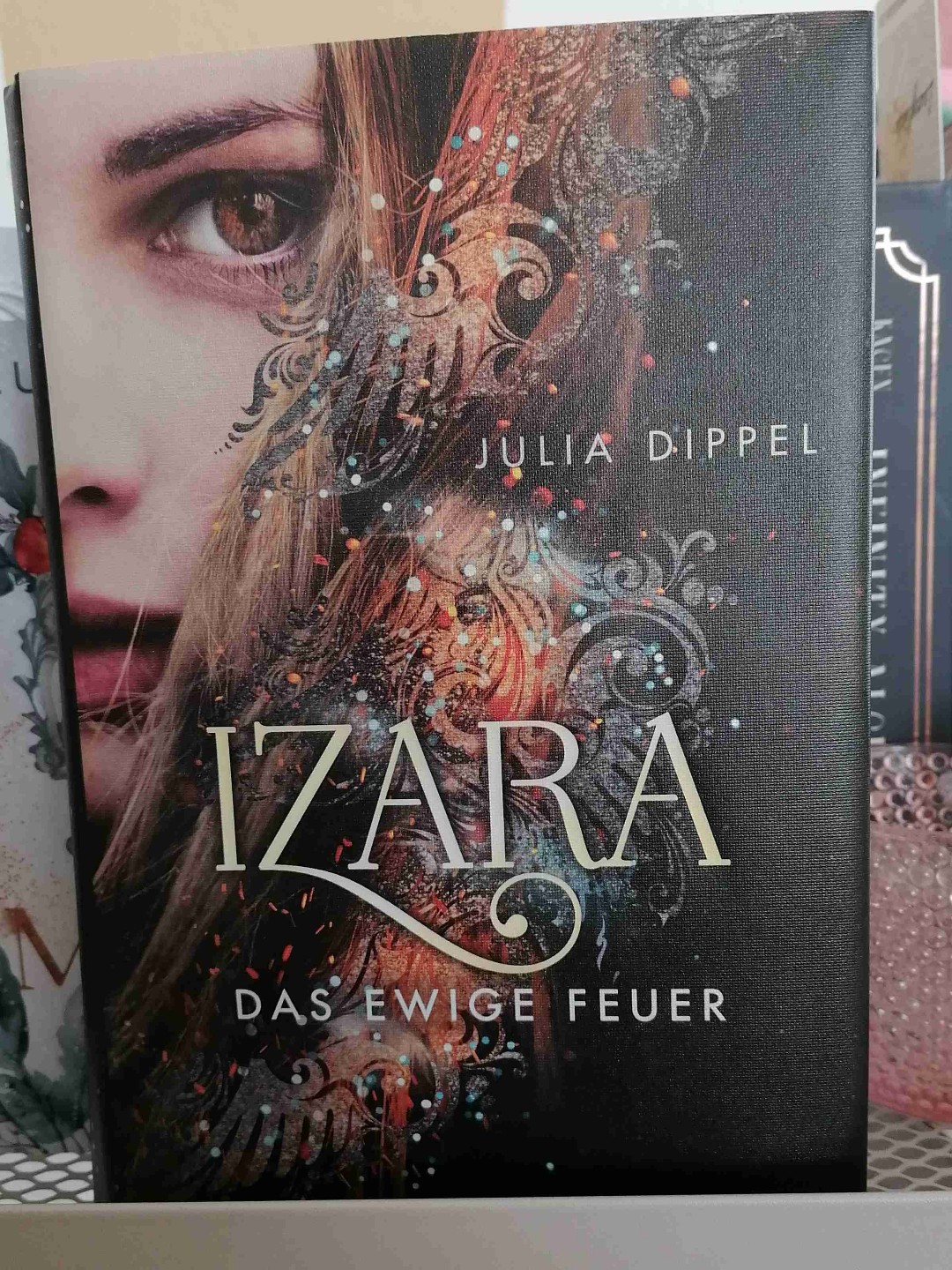 Der erste Band der Izara Reihe.
Geheimnisse, Rätsel und mysteriöse Wesen und mitten drin Ariana Morrison.
