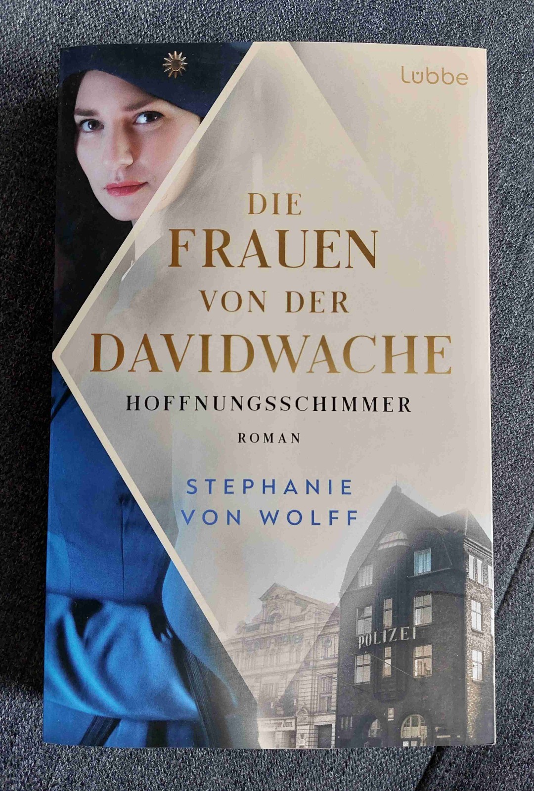1. Teil der Reihe. Hat mit sehr gut gefallen....