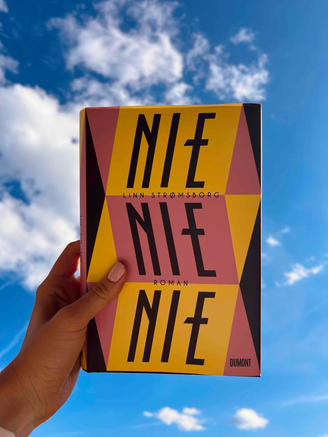 „Ich glaube nicht mal, dass mir nie etwas fehlen wird, mir wird alles fehlen, wogegen ich mich entscheide. Bestimmt könnte ich ein genauso schönes Leben haben, wenn ich einen anderen Weg einschlüge, ich bin mir sicher, ich könnte viele schöne Leben haben, die meinem jetzigen mal mehr, mal weniger gleichen, aber für irgendein Leben muss man sich ja entscheiden.“