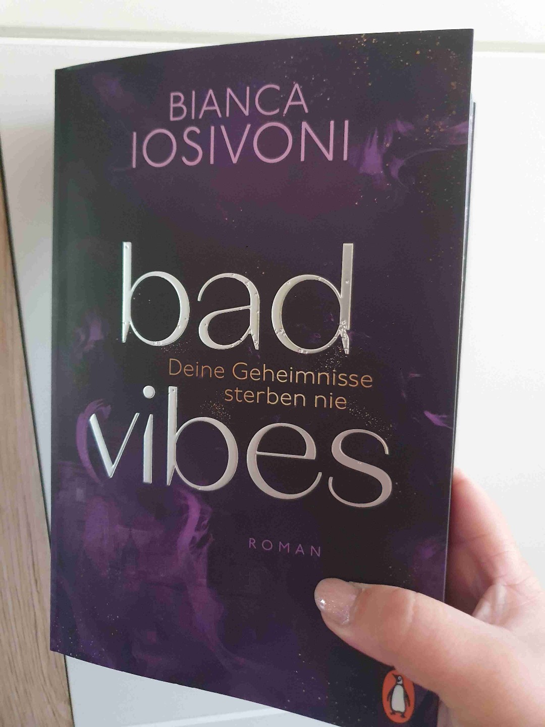 Großartig. Ich konnte es kaum aus der Hand legen, wenn ich dann mal zum Lesen gekommen bin. Zwischendrin war ich immer mal wieder total verwirrt und auch jetzt mit dem Cliffhanger stelle ich mir die Frage "Warum? Wie lange sollen wir warten, bis hoffentlich Teil 2 kommt?!" 🙈
Den Spice mochte ich sehr gern und ich liebe einfach Bianca's Schreibstil.