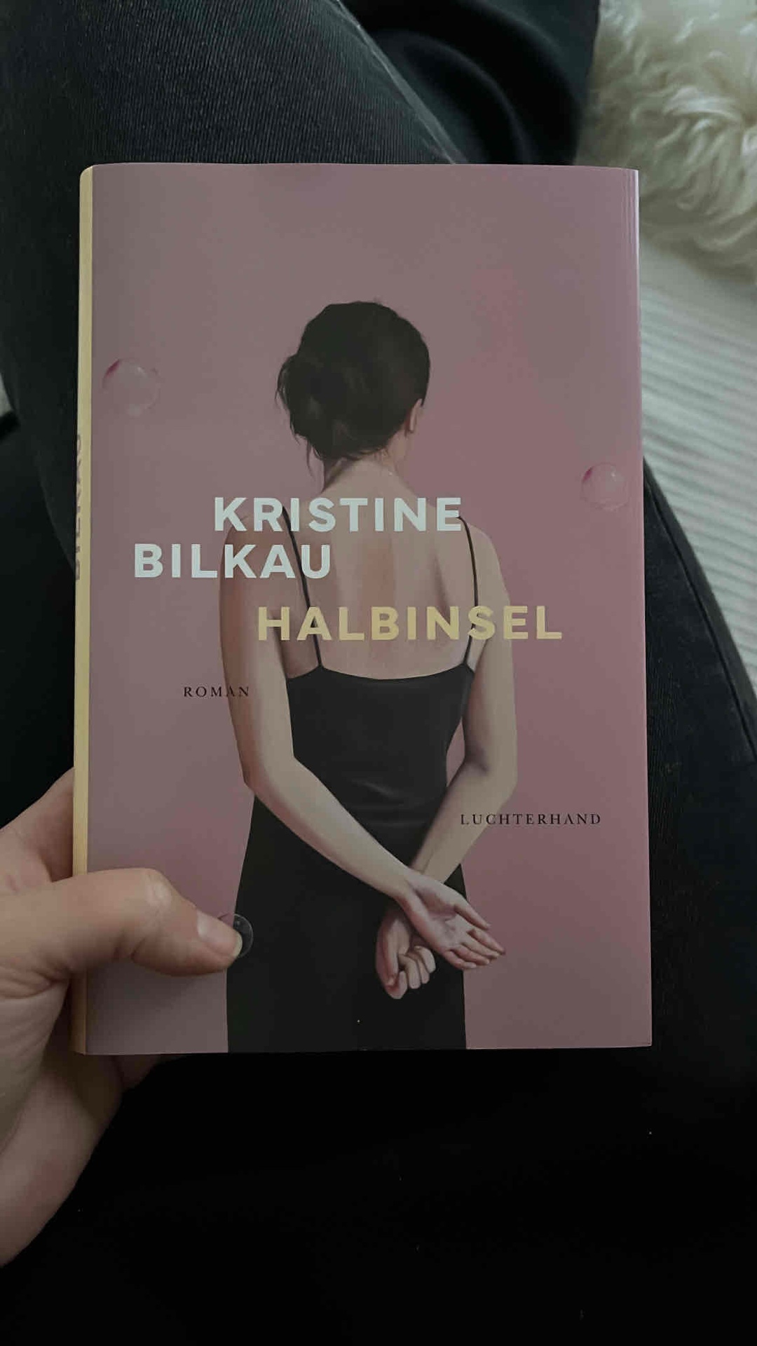 Vollkommen zurecht mit dem Preis der Leipziger Buchmesse ausgezeichnet, ist Halbinsel von Kristine Bilkau ein kurzweiliges und gleichzeitig sehr intensives Buch.
