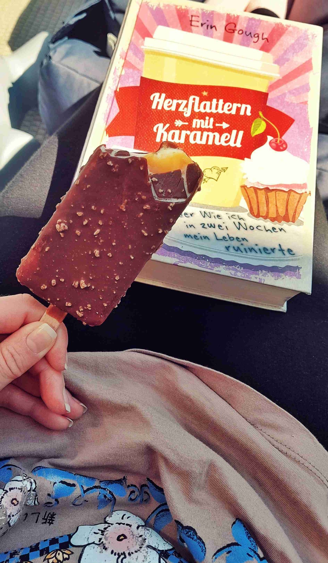 Eine zuckersüße Geschichte darüber, wer man eigentlich sein möchte und wer man wirklich ist. Die Handlung hat Spaß gemacht und ein paar Mal musste ich wirklich Schmunzeln. Auch Wut über solch manche Ungerechtigkeit hat mich zum Kochen gebracht! Nur mit der Protagonistin bin ich nicht richtig warm geworden. Die Charaktere hätten alle gerne noch etwas nahbarer sein können, aber ansonsten echt ein super Buch für den Sommeranfang.
