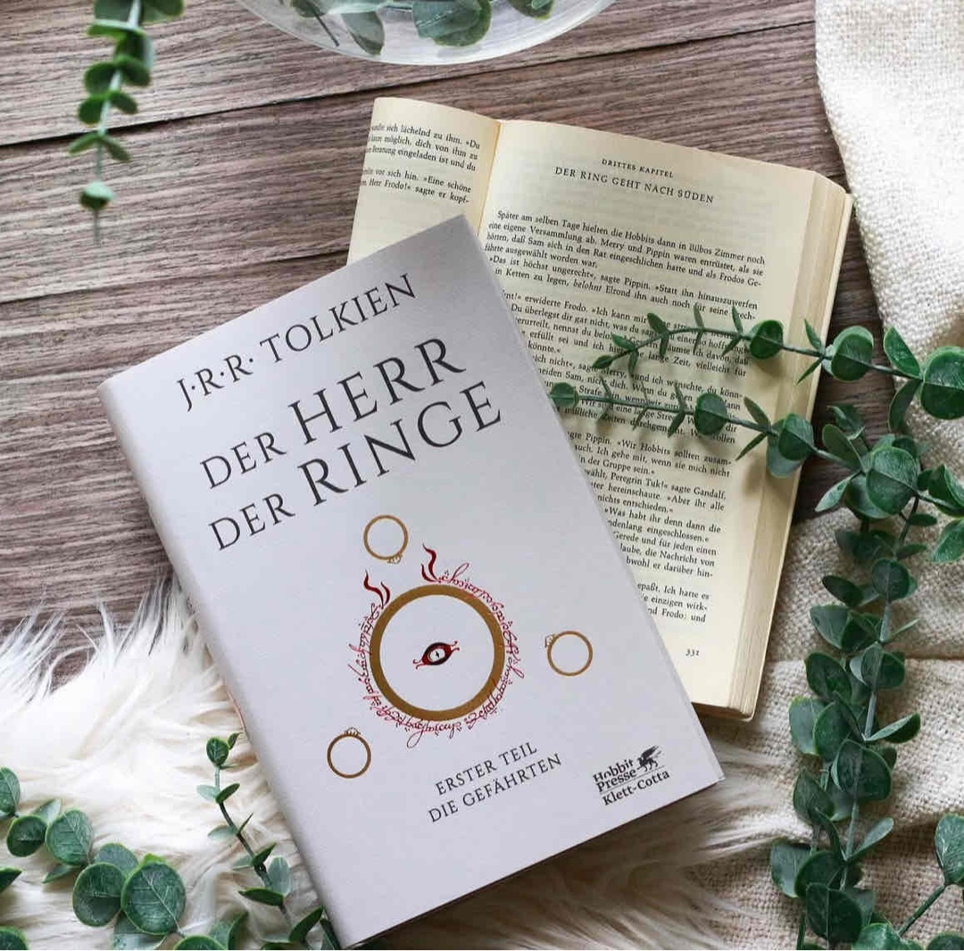 Der Herr der Ringe – Die Gefährten” von J.R.R. Tolkien 📚✨
Fazit: Ein zeitloser Klassiker, der trotz (oder gerade wegen) seiner ausführlichen Erzählweise ein echtes Highlight für alle Fantasy-Fans ist! 🌟📚