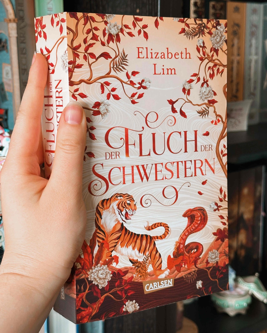 Für mich sogar noch besser als "die Sechs Kraniche" und das Buch habe ich bereits geliebt!