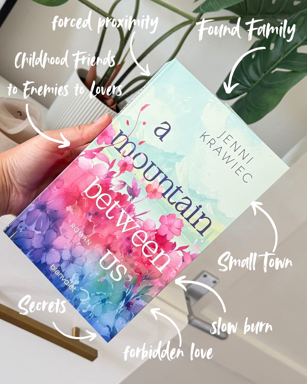 „A Mountain between us“ von Jenni Krawiec - eine Small-Town-Romanze mit Geheimnissen und einer schwerwiegenden Vergangenheit.