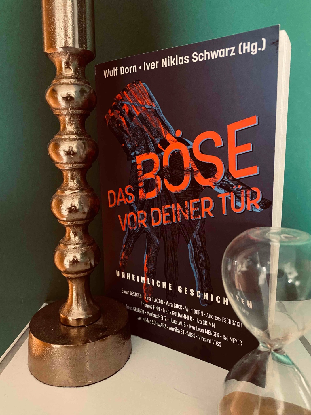 16 Kurzgeschichten, die einem durchgehend Gänsehaut bescheren.