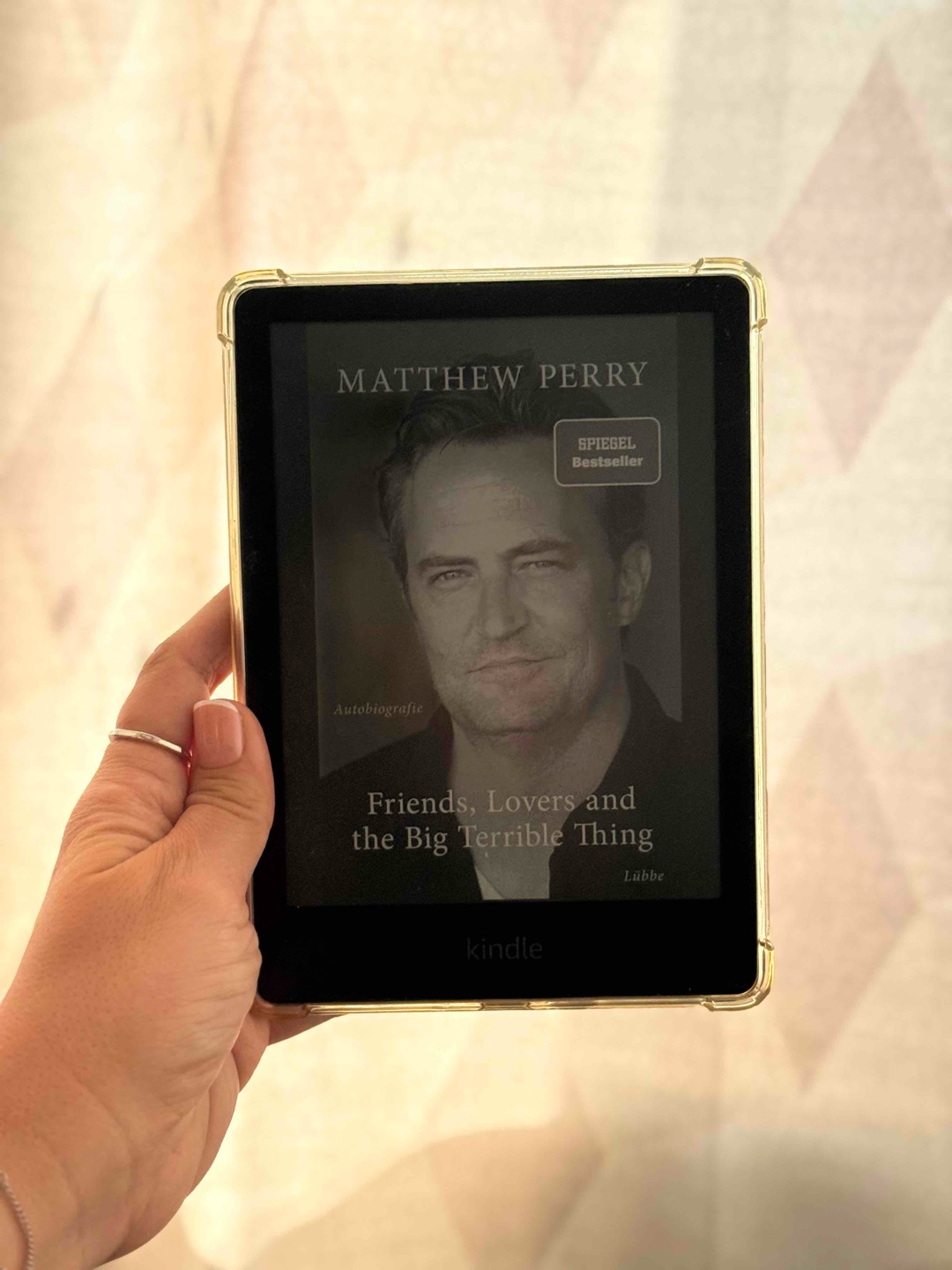 Als großer Friends-Fan hat mich Matthew Perry immer zum Lachen gebracht. Umso mehr hat es mich damals getroffen, als bekannt wurde, wie sehr er privat mit Alkohol- und Drogenproblemen kämpfte. Dieses Buch hat mir gezeigt, wie viel mehr hinter dem Menschen steckt, den wir alle als Chandler Bing kennen. Perry erzählt offen, ehrlich und oft sehr schmerzhaft über sein Leben. Über seine Sucht, seine Einsamkeit, seine Ängste, aber auch über seine Erfolge, seine Träume und seinen Wunsch, verstanden zu werden. Es ist keine typische Hollywood-Story, sondern ein echtes, ungeschöntes Leben mit allen Höhen und Tiefen. Die Erzählweise war manchmal verwirrend. Die Zeitsprünge waren teils schwer nachzuvollziehen und ich hätte mir eine klarere Struktur gewünscht. Trotzdem war ich komplett gefesselt und ich habe das Buch förmlich verschlungen.