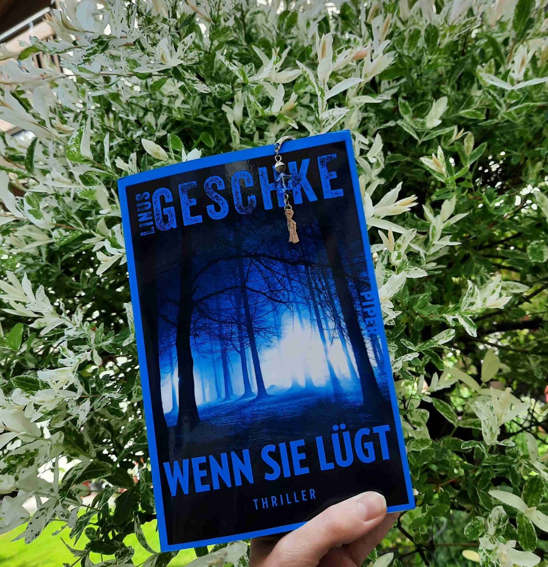 Das ist nicht mein erstes Buch von Linus Geschke und ich wurde auch dieses Mal nicht enttäuscht! 🤩

Wer psychologische Thriller mag, bei denen man sehr gut miträtseln kann, und die dann ganz anders enden, als man es erwartet, dem kann ich die Story von Norah und Goran samt ihrer Clique, die allesamt von der Vergangenheit eingeholt werden, wärmstens empfehlen! 💪🏻📚
Eine absolute Leseempfehlung für diesen raffinierten Thriller mit einem nicht vorhersehbaren und dennoch logischen Ende! 😍🥰