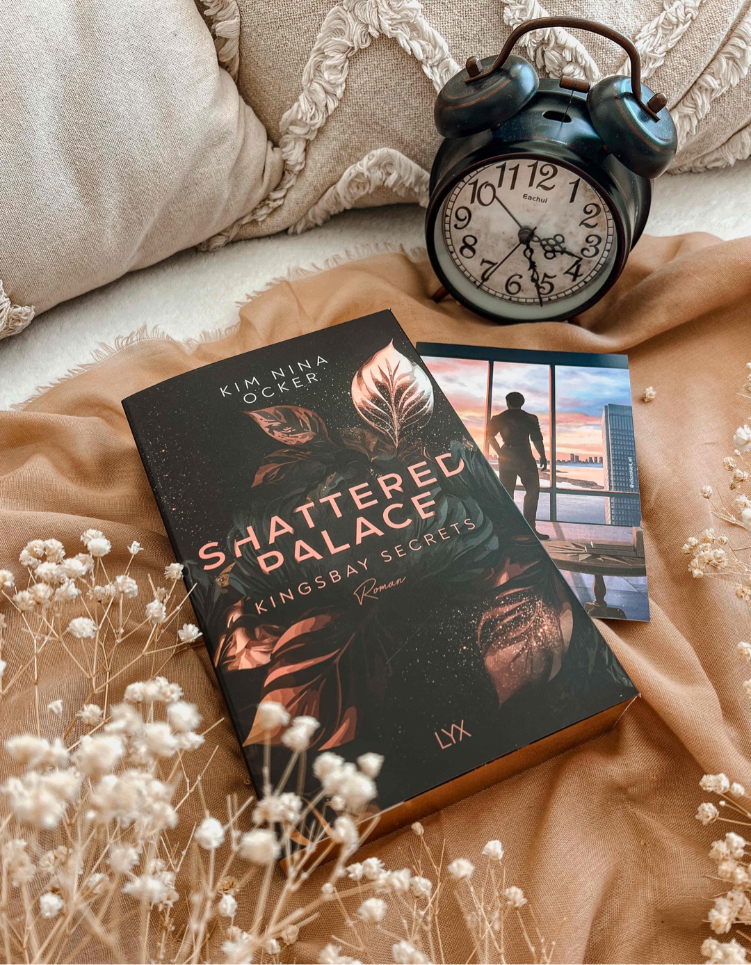 „Shattered Palace” ist eine gelungene Fortsetzung, die mit einigen Wendungen und Spannung überzeugt. Leser, die auf Spice, leichte Mafia-Romance und Enemies-to-Lovers stehen, kommen bei dieser Fortsetzung auf ihre Kosten. Die Autorin hat mich mit ihrem Schreibstil wieder in ihren Bann gezogen und ich kann den dritten und letzten Band kaum erwarten.
.