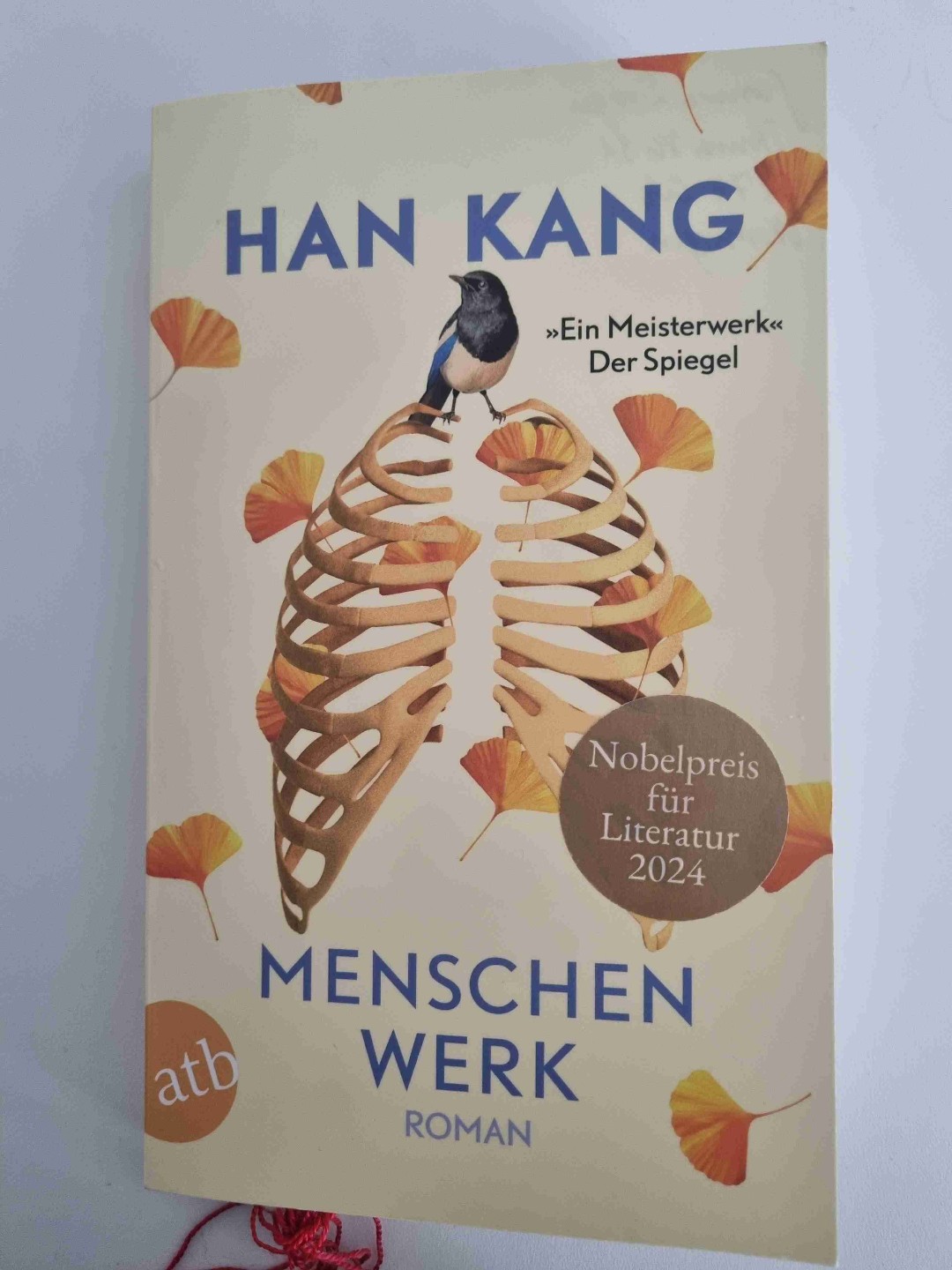 "Manche Erinnerungen vergehen nie. Statt mit der Zeit zu verblassen, werden ihre Umrisse sogar klarer und es ist der Rest, der zu bröckeln anfängt." S. 133