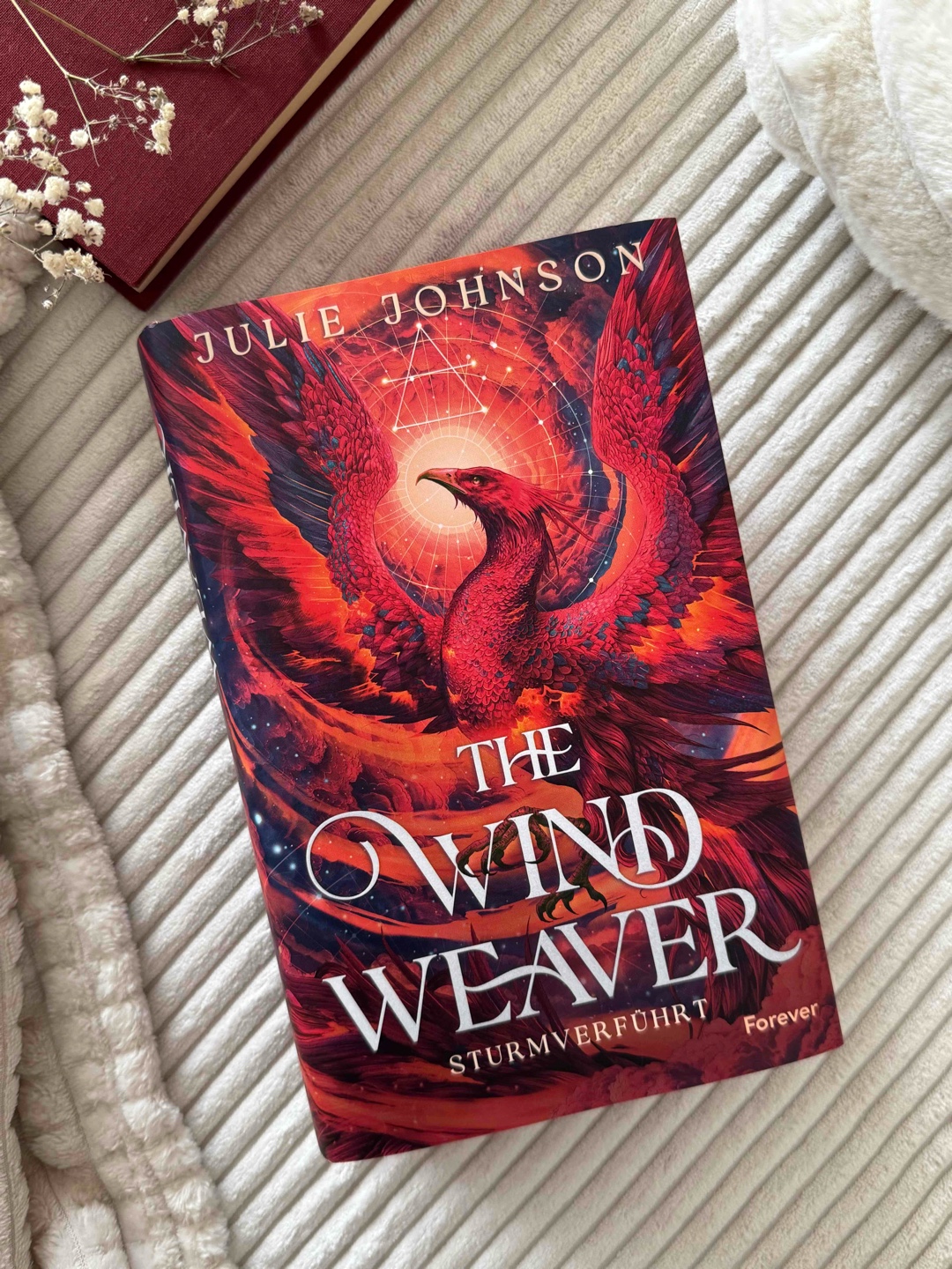The Wind Weaver – 4,5 ★
Ein mitreißender Start – ich war sofort drin und konnte kaum aufhören zu lesen. 🦦 Die Handlung bleibt durchgehend spannend, Schlag auf Schlag passiert etwas Neues. Die Magie mit den Verbliebenen hat mir besonders gut gefallen. 🌬️ Ich persönlich mag kürzere Kapitel lieber, aber das ist Geschmackssache.
Wer Tropes wie Slow Burn, Found Family, Enemies to Lovers und starke Frauen liebt, wird hier definitiv fündig! 🕊️🍃