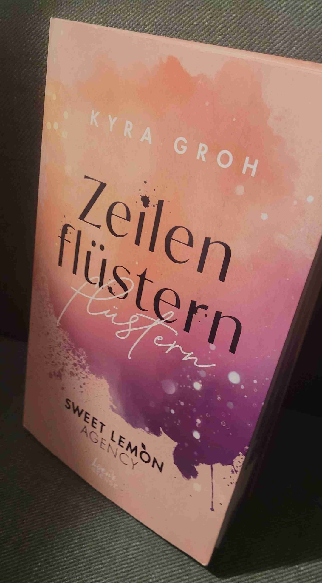 Wahnsinn...
Die Anziehungskraft der beiden, sein zögern und zweifeln, ihre Echtheit...
Traurig, was beide schon erleben mussten, aber um so schöner, dass sie sich nun gefunden haben.
Auch die Freundschaften, die nebenbei für Klara entstehen, sind einfach toll.
Ich freu mich auf den nächsten Band