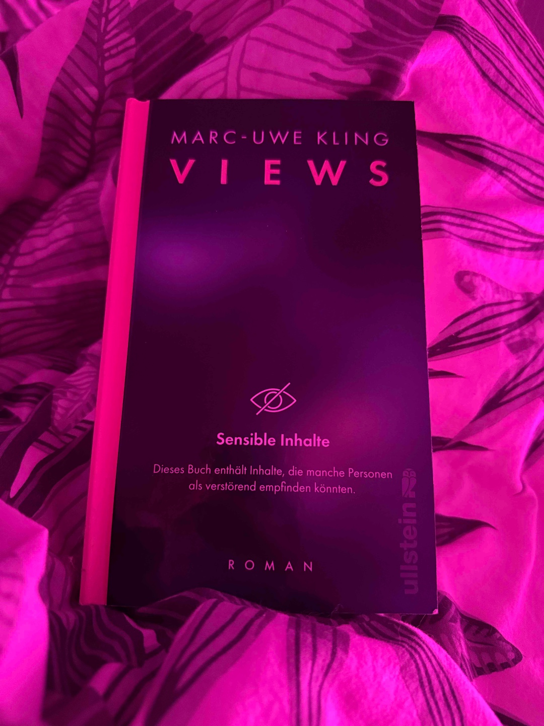 Ich fand das Buch total spannend und mal was anderes. Die Elemente aus der Gegenwart haben mir total gut gefallen & die Thematik ist auch sehr interessant, da sie so aktuell ist. Der Schreibstil war mega und auch die Länge des Buches sehr angenehm. Das einzige, was ich komisch fand, war das abrupte Ende. All in all trotzdem ein gelungenes Buch, was auf jeden Fall lesenswert ist! 🎦🛜
