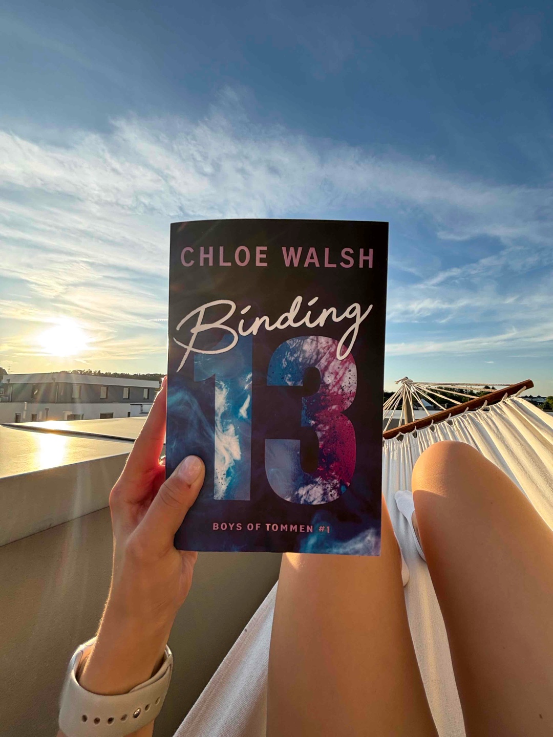 Binding 30 hat mich voll erwischt – mitten ins Herz! 💘 
Johnny Kavanagh ist einfach ein Wohlfühl-Charakter zum Verlieben – charmant, warm, witzig und so echt, dass man ihn am liebsten zum Kaffee einladen möchte ☕💬. 
Der Humor? On point! 😂 Ich habe laut gelacht und dann wieder tief mitgefühlt. Das Buch schafft den Spagat zwischen Leichtigkeit und echtem Herzschmerz – und nimmt einen mit auf eine Reise des Heilens. 🌧️➡️🌤️

Man weint, man lacht, man hofft – und am Ende bleibt dieses warme Gefühl, das nur gute Bücher hinterlassen. Absolute Leseempfehlung! 💛📖✨