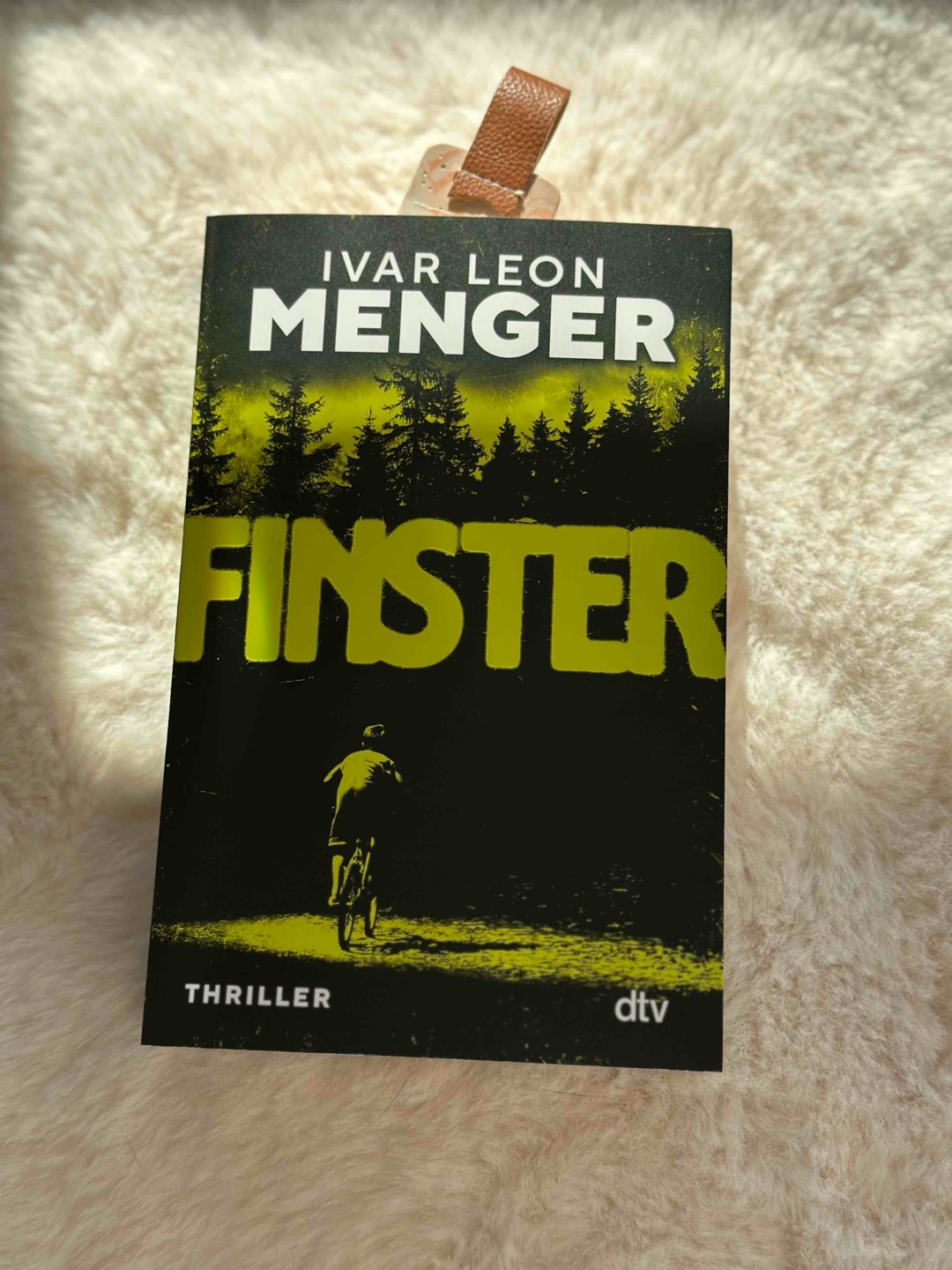Es ist das zweite Buch von Ivar Leon Menger, welches ich lese. Und ich bin begeistert. Hab mir gestern das nächste von ihm bestellt. Wirklich klasse geschrieben und unterhaltsam bis zur letzten Zeile ❤️
