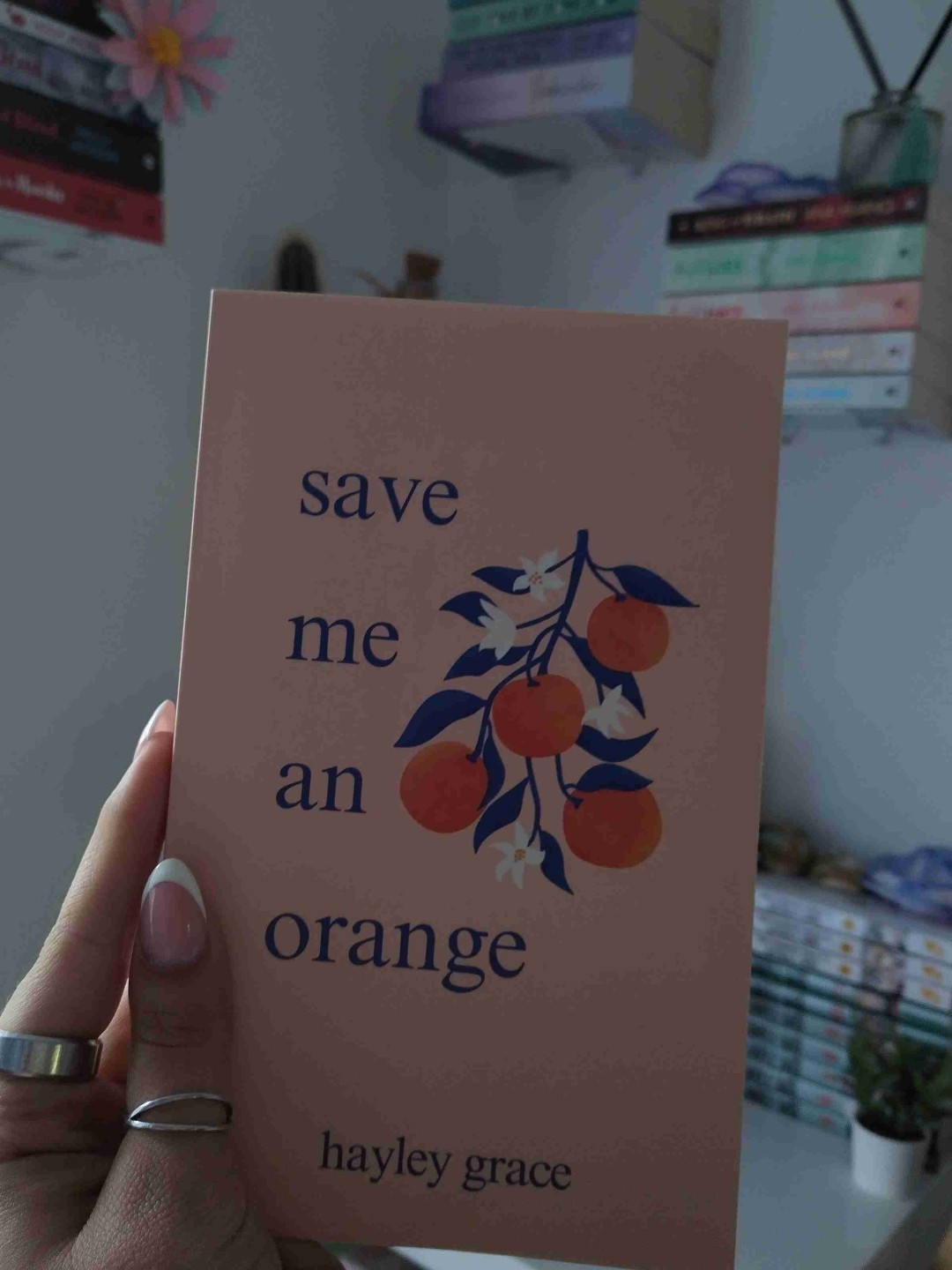 Ein wunderschönes Buch, das mich tief berührt hat und in dem ich mich selbst wiederfinden konnte.
A beautiful book that touched me deeply and in which I could find myself.