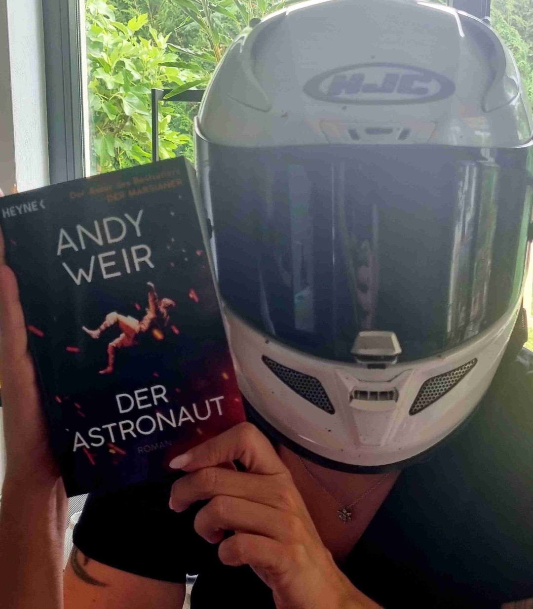 WAAAAHSINN!! Ich würde 10Sterne vergeben...
Leute lest dieses Buch! Trotz der wissenschaftlichen Aspekte die hier mehrfach erwähnt werden ist dieses Buch einfach nur der Hammer 🔨 ich bin kein ausgesprochener Sciencefiction Fan aber was war das bitte, Frage? So spannend, so interessant, so lehrreich, aufwühlend herzerwärmend....soooo gut 👍 Mein Gesicht wurde auch an der ein oder anderen Stelle undicht, dank Rocky🥰
Ich möchte zum Inhalt nicht viel sagen da ich vor lauter Begeisterung spoilern würde.
Ganz klar das Beste für 2025 bis jetzt!
Keine Ahnung ob Der Marsianer auch so gut war, weder gelesen noch geguckt. 2026 soll Der Astronaut verfilmt werden, lest es vorher, denn kein Film kommt jemals an die Gefühle während des Lesens ran ❣️