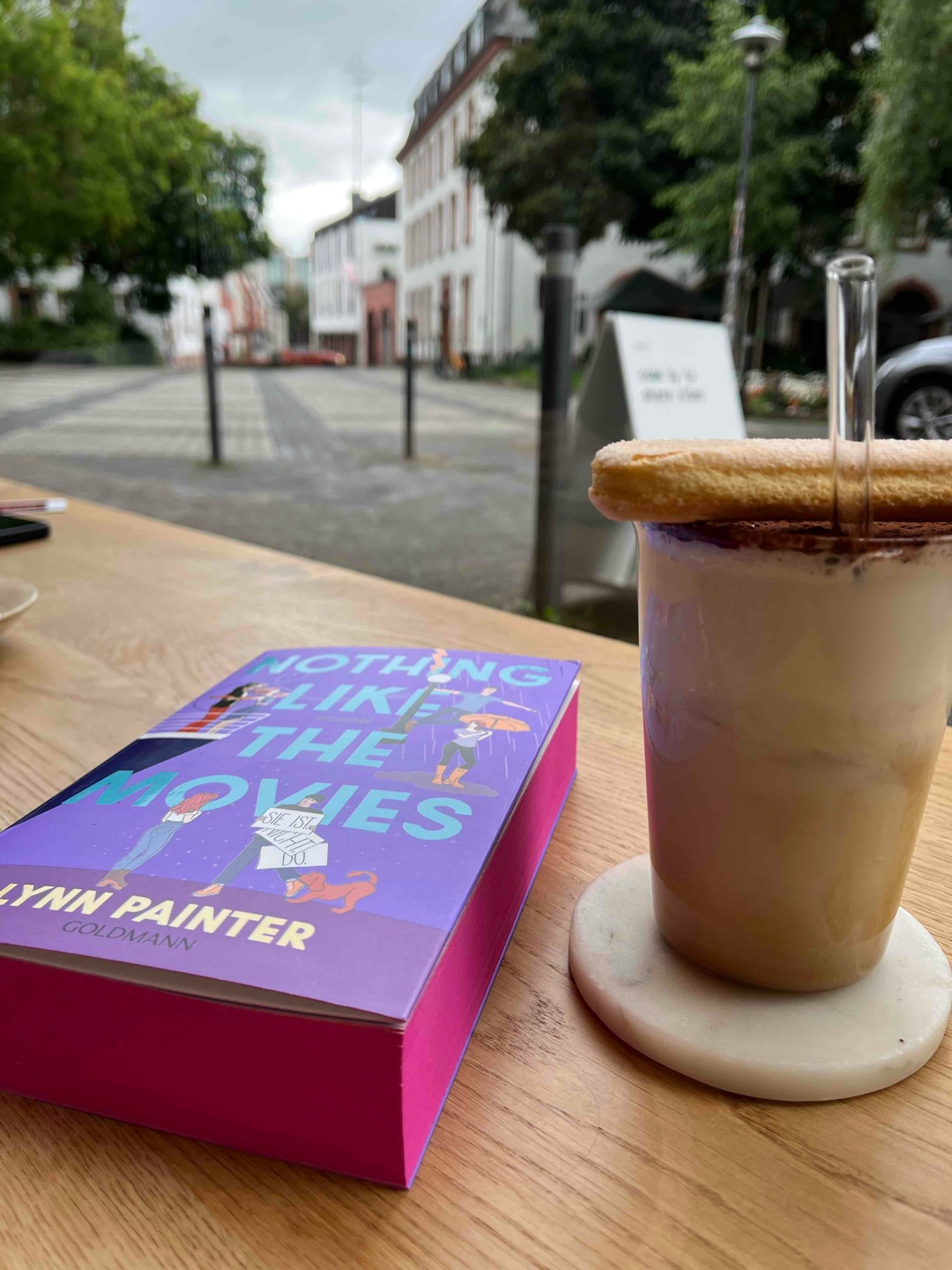 So eine süße cozy RomCom. Ich habe mich total unterhalten gefühlt und habe immer wieder gerne zum Buch gegriffen. Lesen macht Spaß, Leute! ☺️🫶🏻