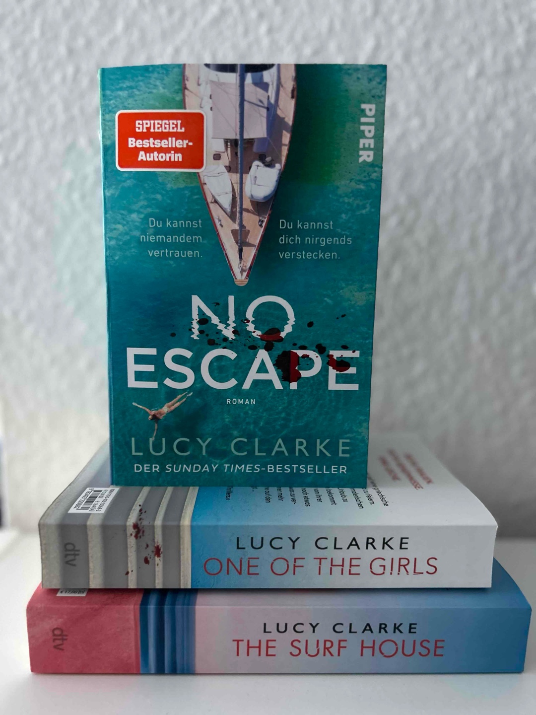 War mein 3. und vermutlich auch nicht letztes Buch von der Autorin - mag einfach, wie gut sie das Setting immer beschreibt und man wirklich in die Szene abtauchen kann 🌊🛥️🐠🐚☀️🏝️
Ein krasser Thriller ist es nicht, eher ein Roman mit ein paar Spooky-Vibes /kleineren Überraschungen 🫣
Liebe aber auch das Segel/Wasser-Setting allgemein sehr 😍 
