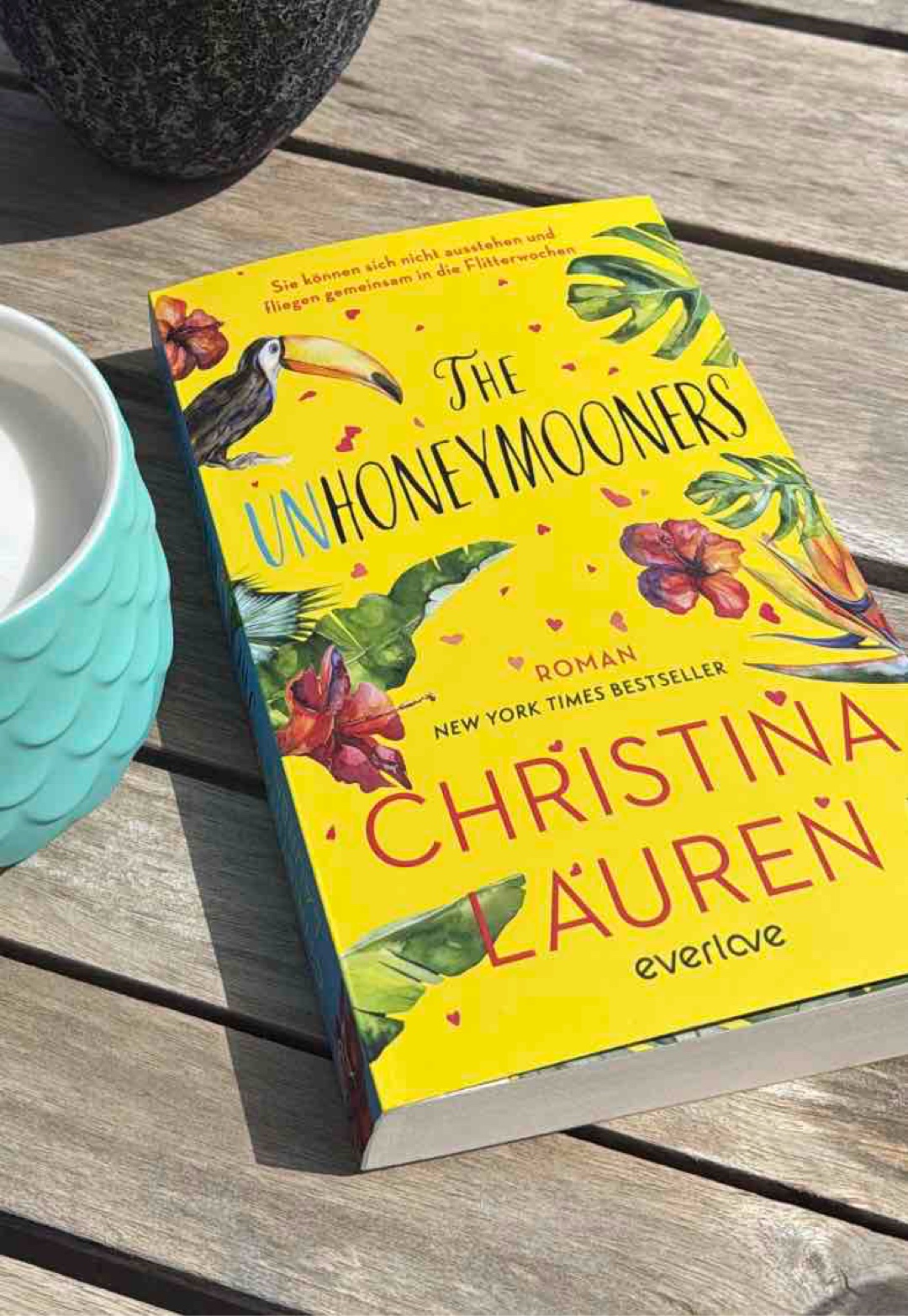 Witzig, charmant und voller Chemie – The Unhoneymooners ist eine spritzige Liebeskomödie, die enemies-to-lovers perfekt umsetzt und dabei jede Menge Urlaubsstimmung versprüht.