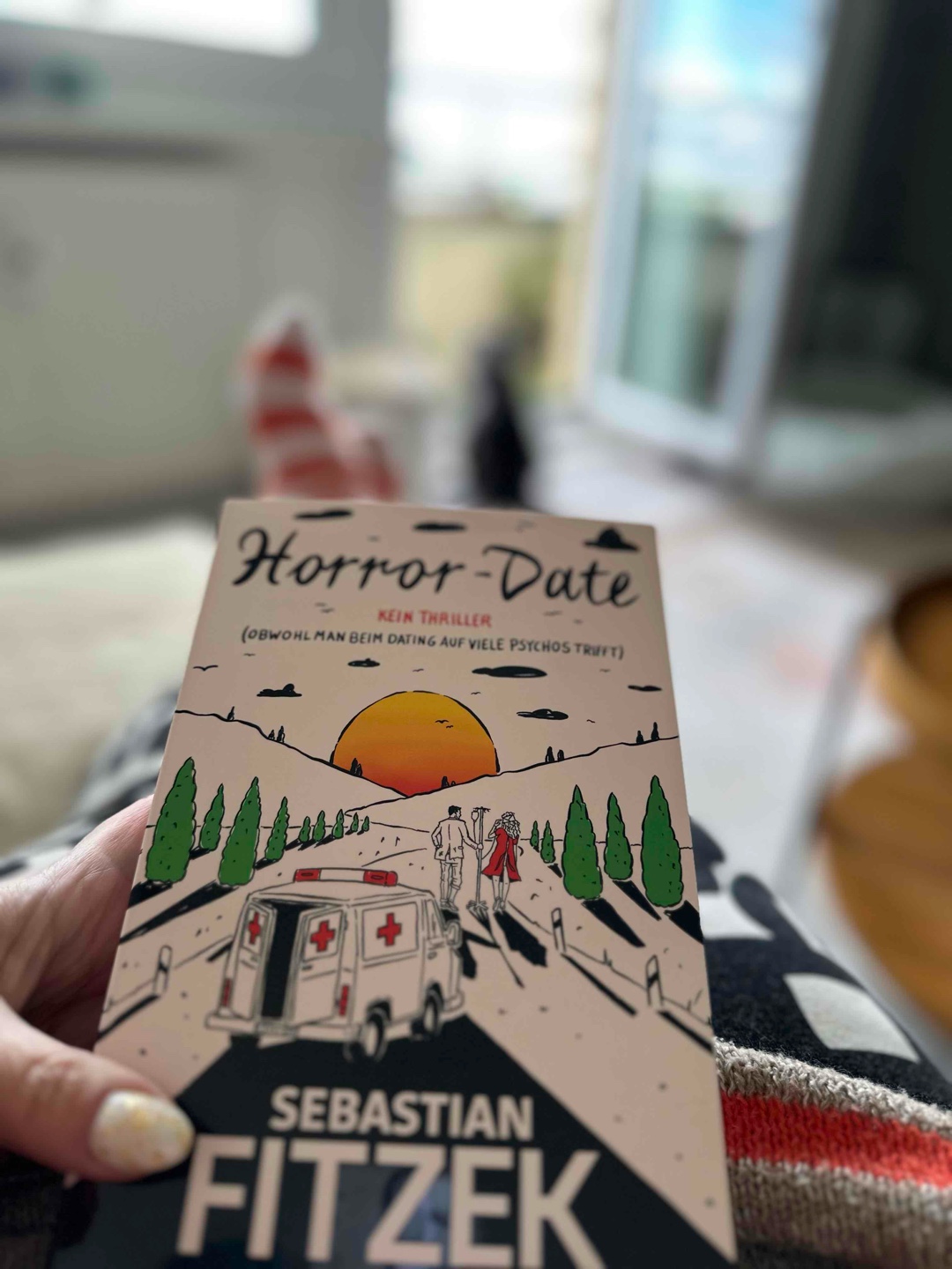 Ich weiß nicht wann ich das letzte Mal ein Buch innerhalb eines Wochenendes durchgesuchter habe. Dieses hier war ein so tolles Buch .🙌🏻